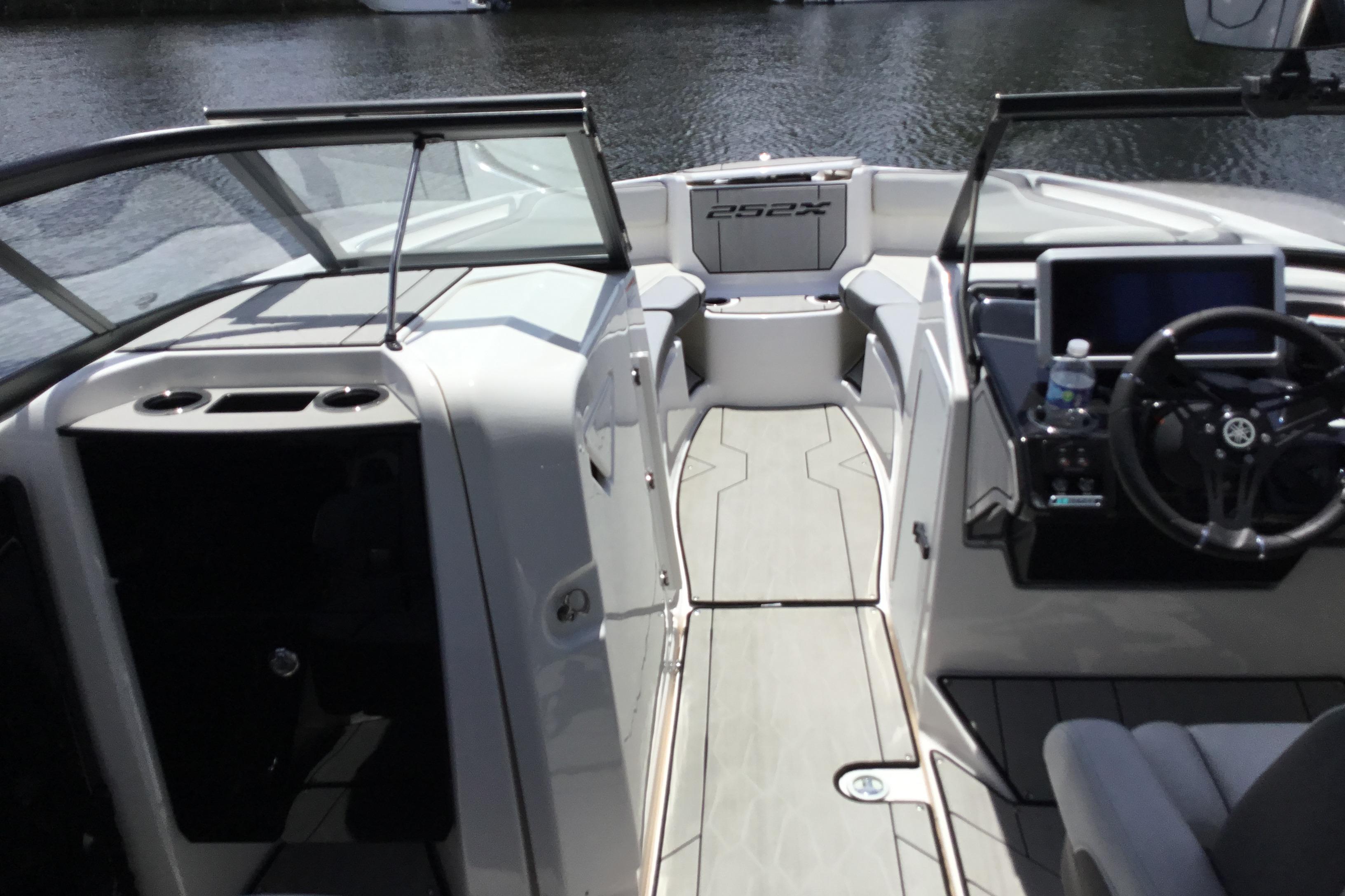 2023 Yamaha Boats 252XE interior with sleek design and modern dashboard.