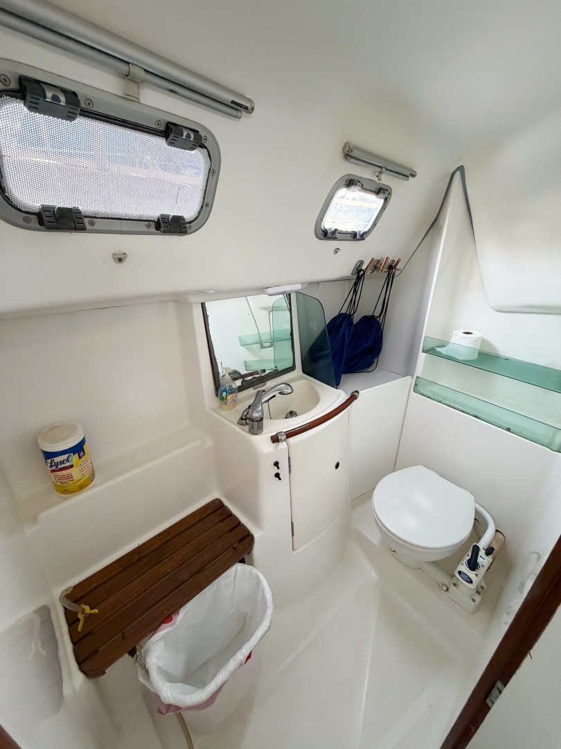 2007 Beneteau 323 - Image 9