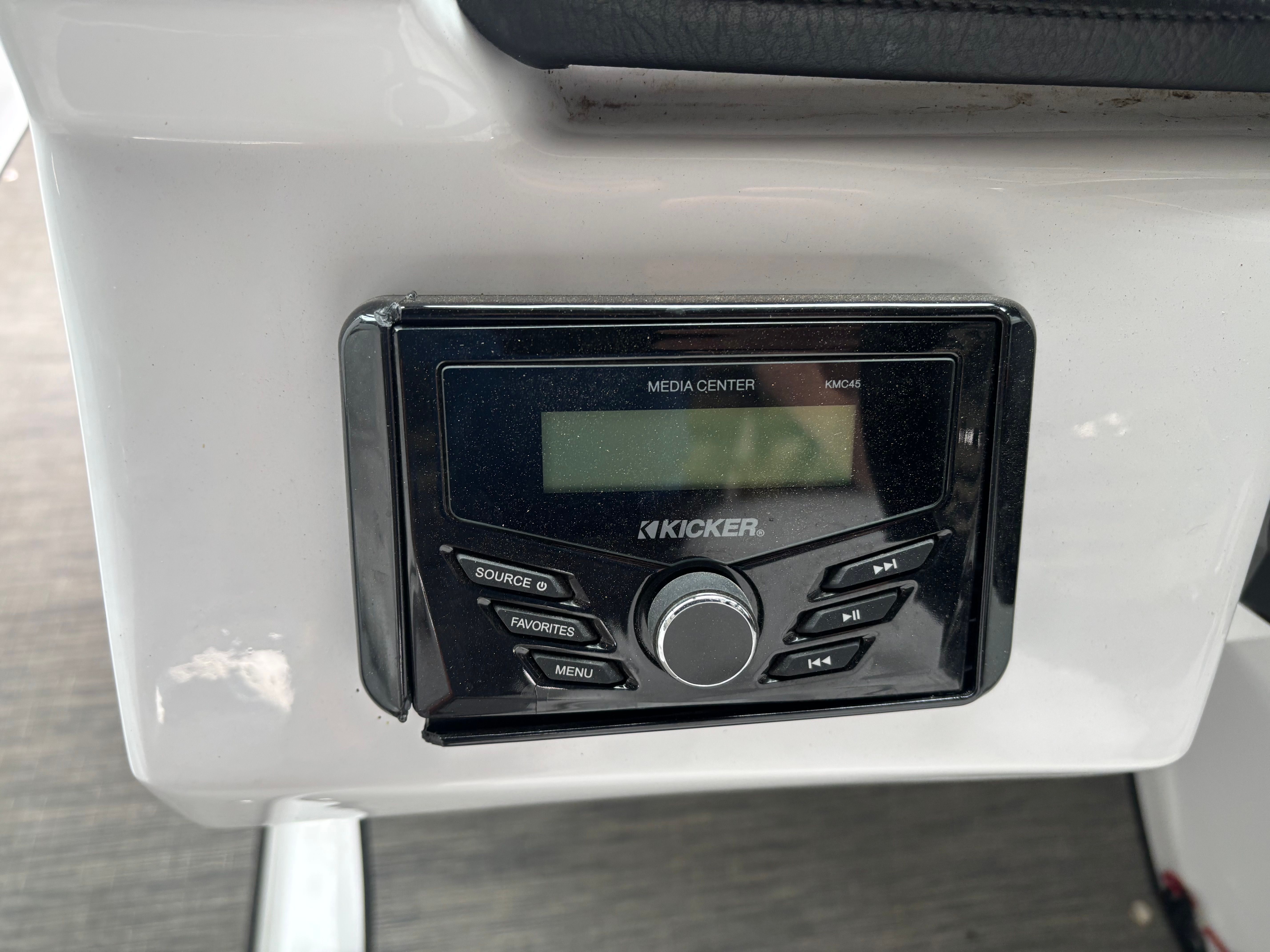 2023 FOUR WINNS H1 - Image 21