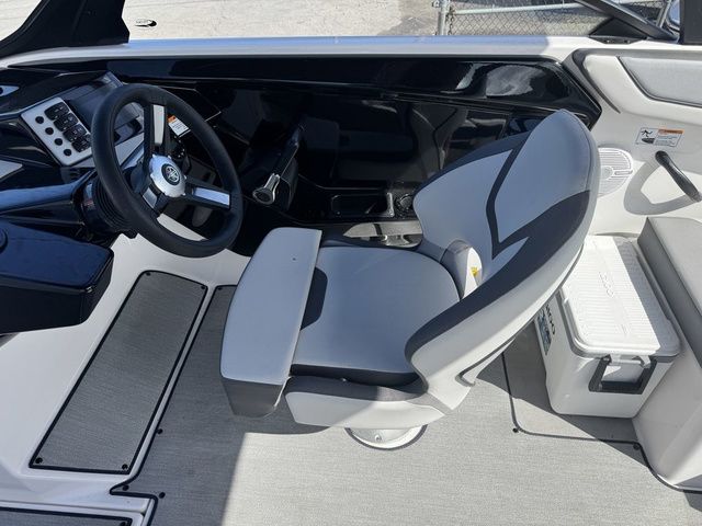 2026 Yamaha Boats AR220 - 17