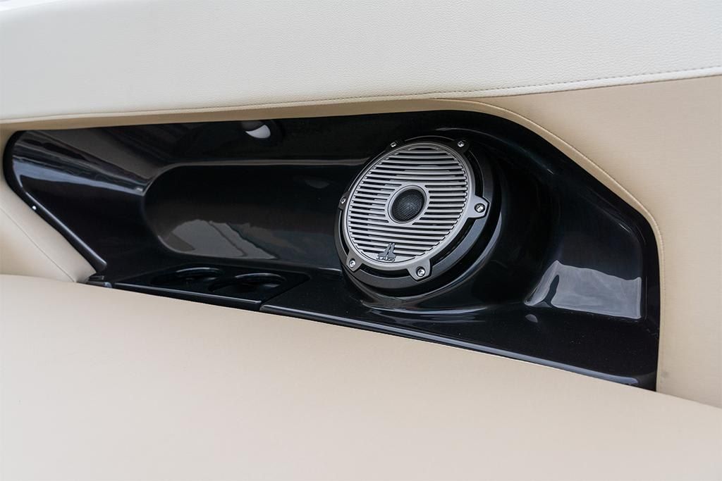 2023-Boston-Whaler-240-Vantage-MarineMax
