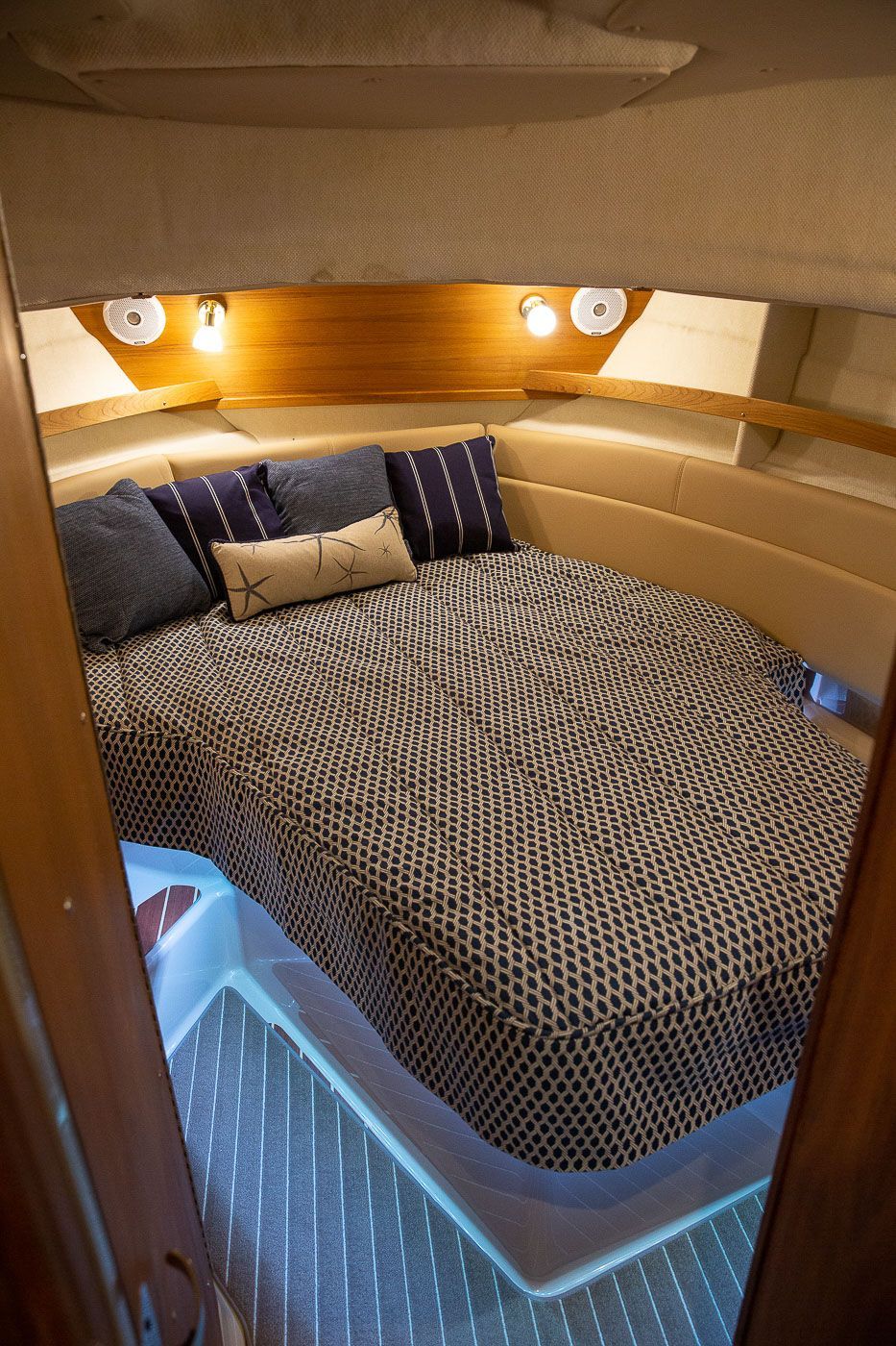 Cabin of the Ranger Tugs R 31 LE 2023