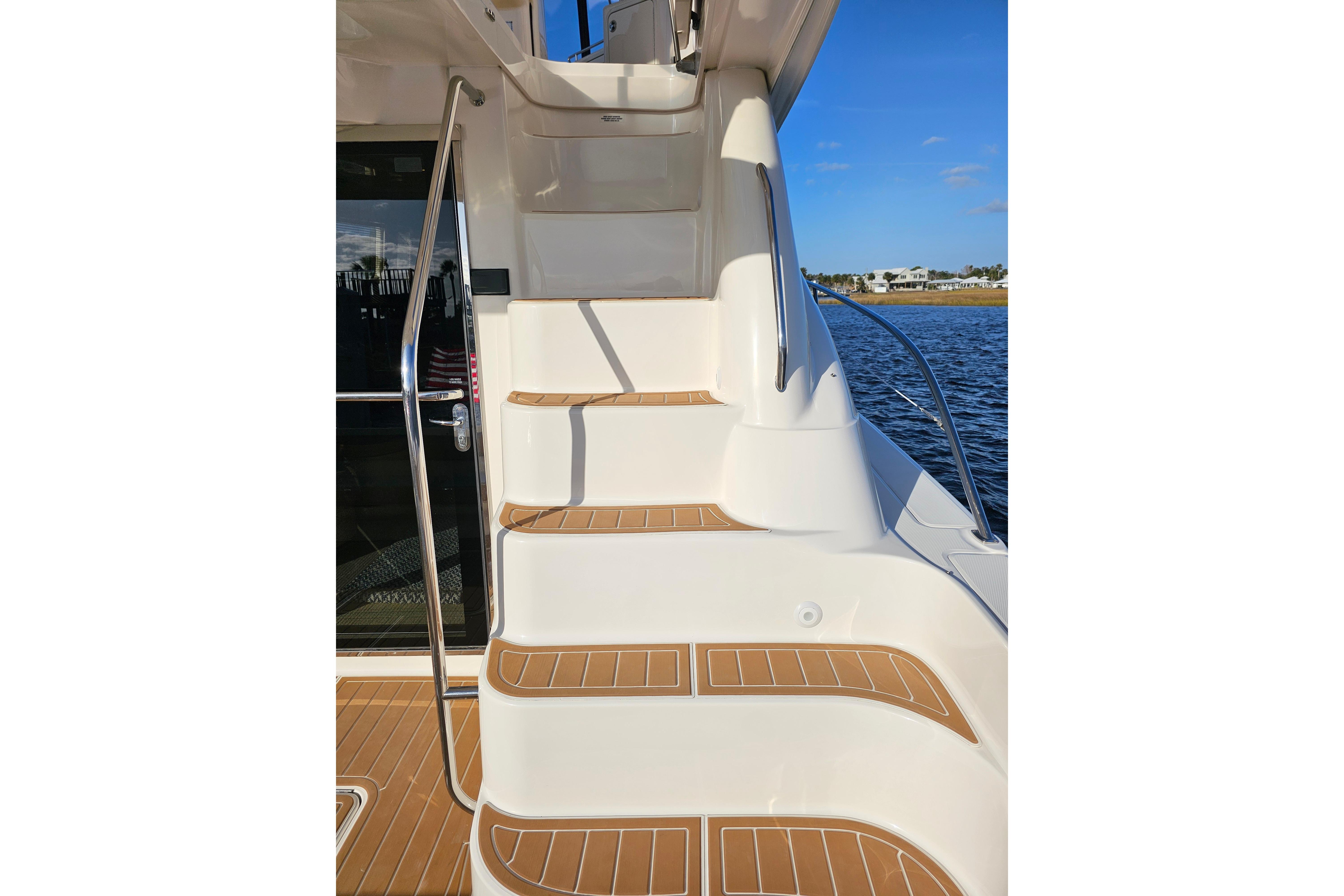 Staircase on 2006 Sea Ray 580 Sedan Bridge yacht with ocean view.