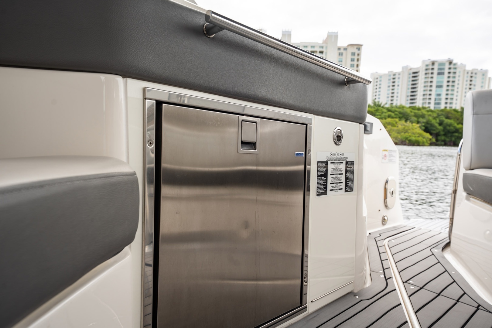 2021 Sea Ray Sundancer 320 Outboard - Image 26