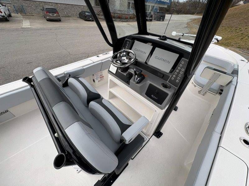 2026 Robalo 266 Cayman - 54