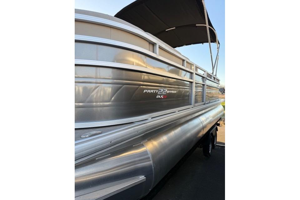 2025 Sun Tracker Party Barge 22 XP3