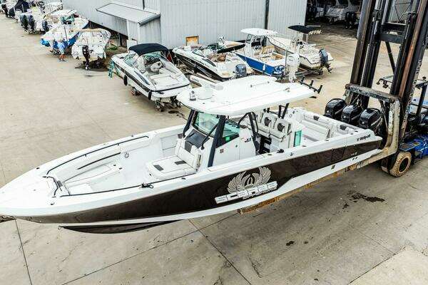 2023 Wellcraft 352 Fisherman Center Console