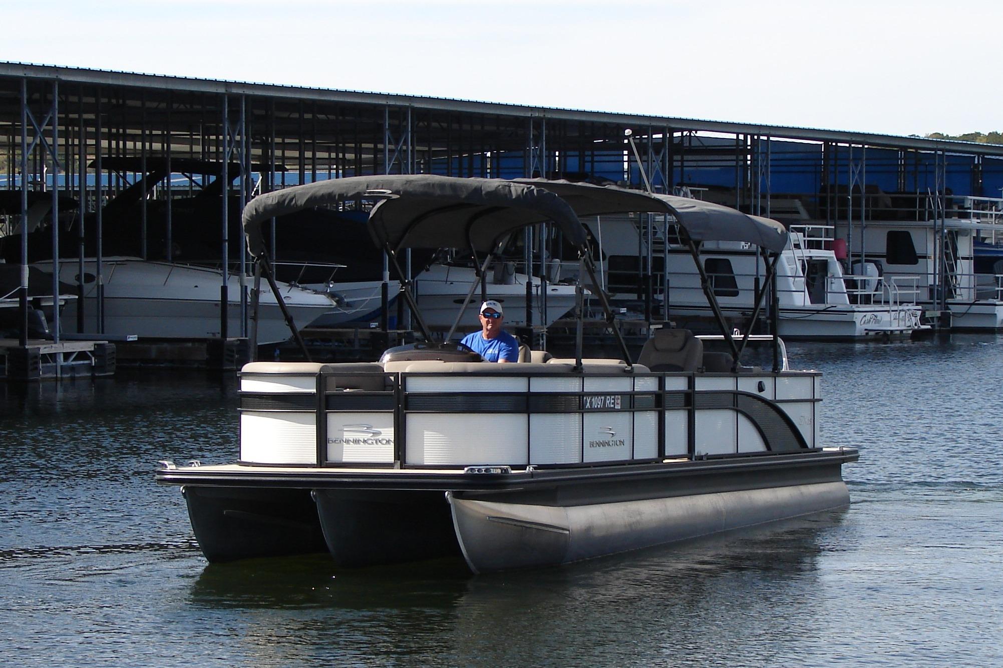 2019 Bennington SX 25 SCWXP pontoon boat docked at marina.