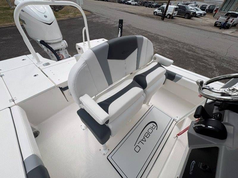 2026 Robalo 246 Cayman - 68