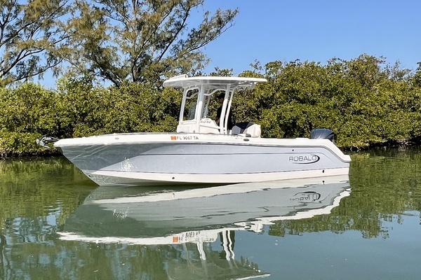 2021 Robalo R242 Explorer