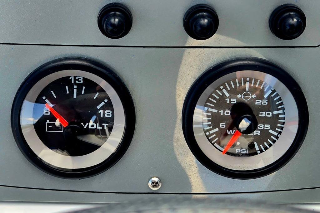 Dashboard gauges of a 2018 Tahoe 450 TS, showing voltmeter and water pressure.
