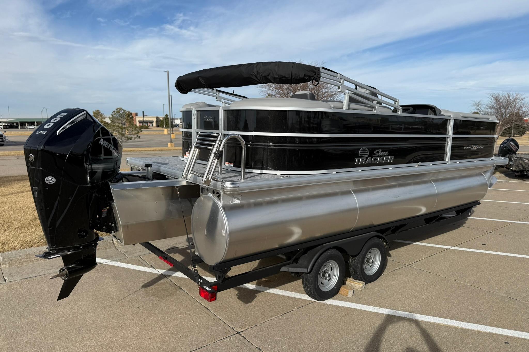 2026 Sun Tracker Party Barge 22 XP3