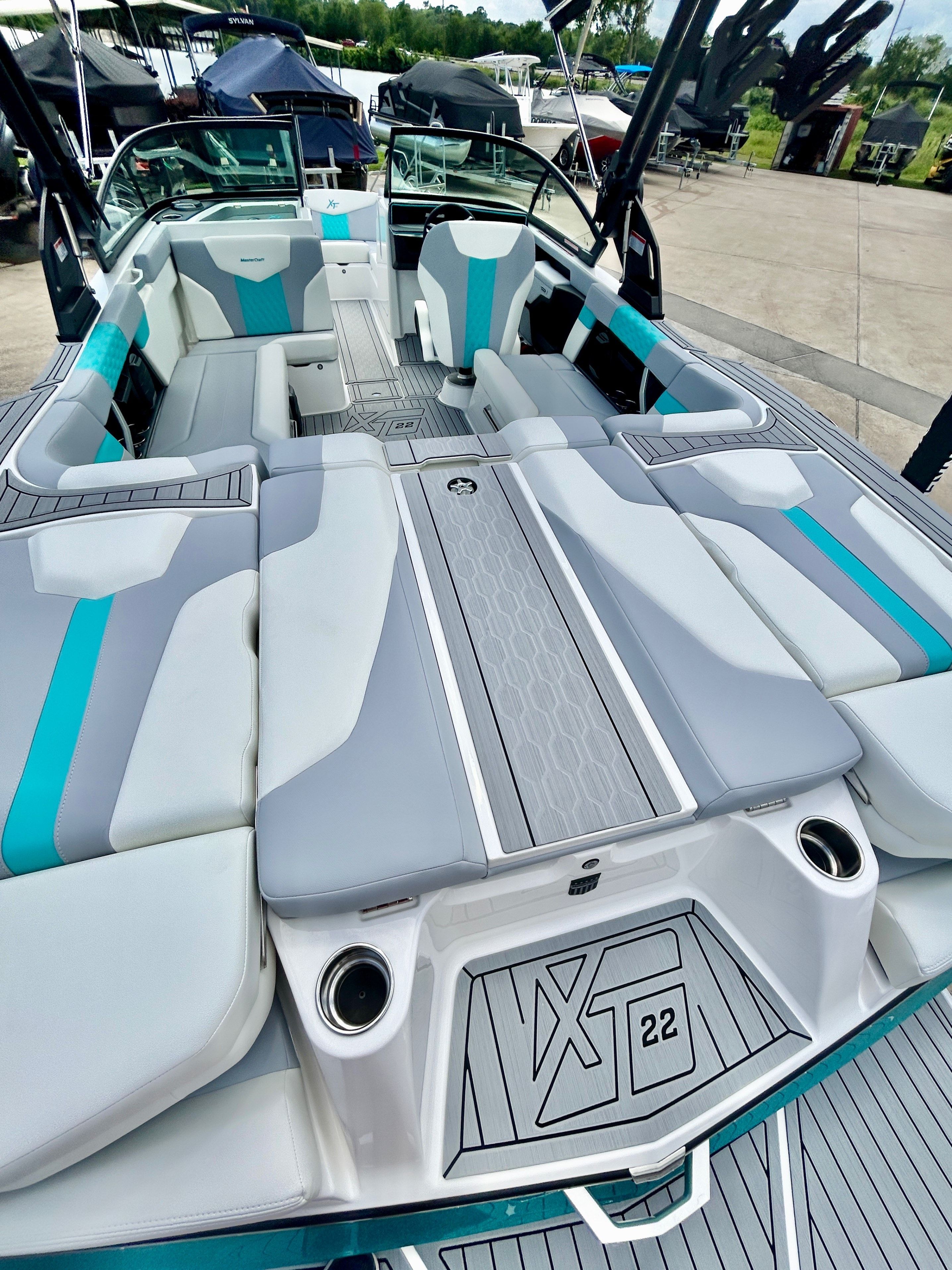 2026 MasterCraft XT22 - 17