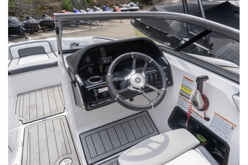2021 Yamaha Boats 195S cockpit with steering wheel and control panel.