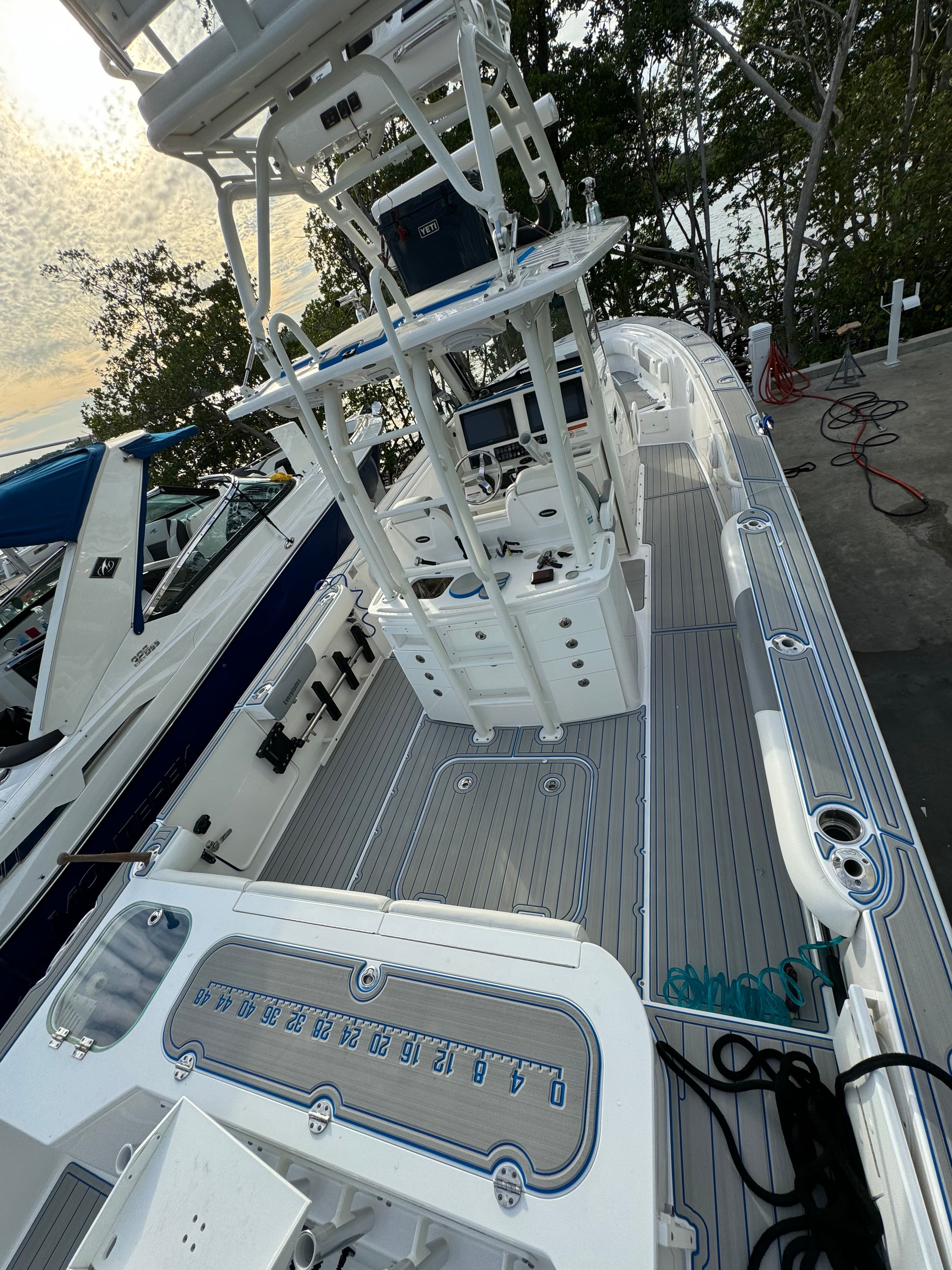 2017 Everglades 325 Center Console - 36