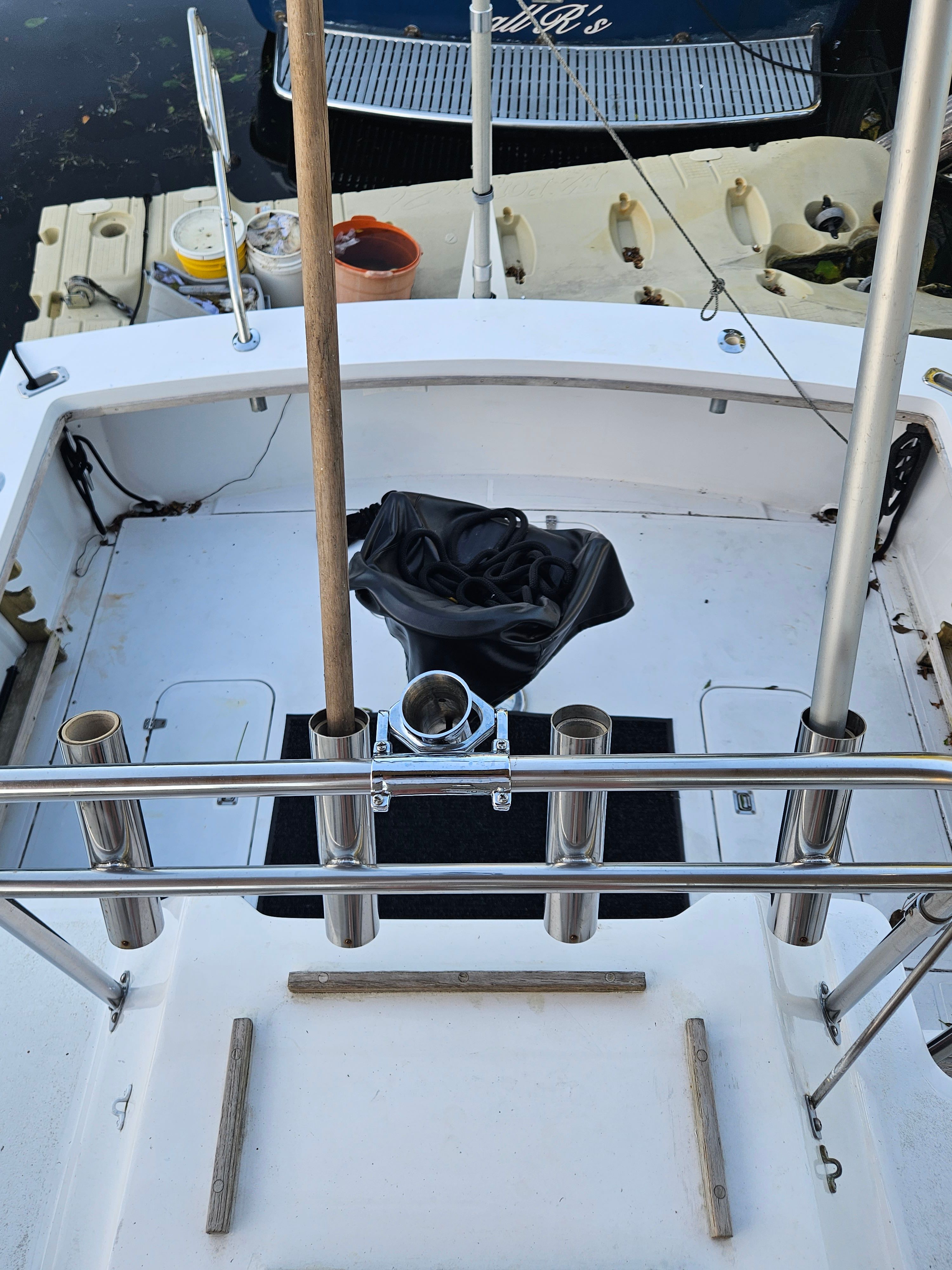 The image shows the cockpit of a 1990 Blackfin 29SF with fishing rod holders.