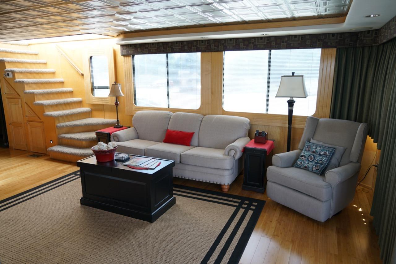 Luxurious 2000 Stardust Cruisers houseboat interior with cozy seating and elegant decor.