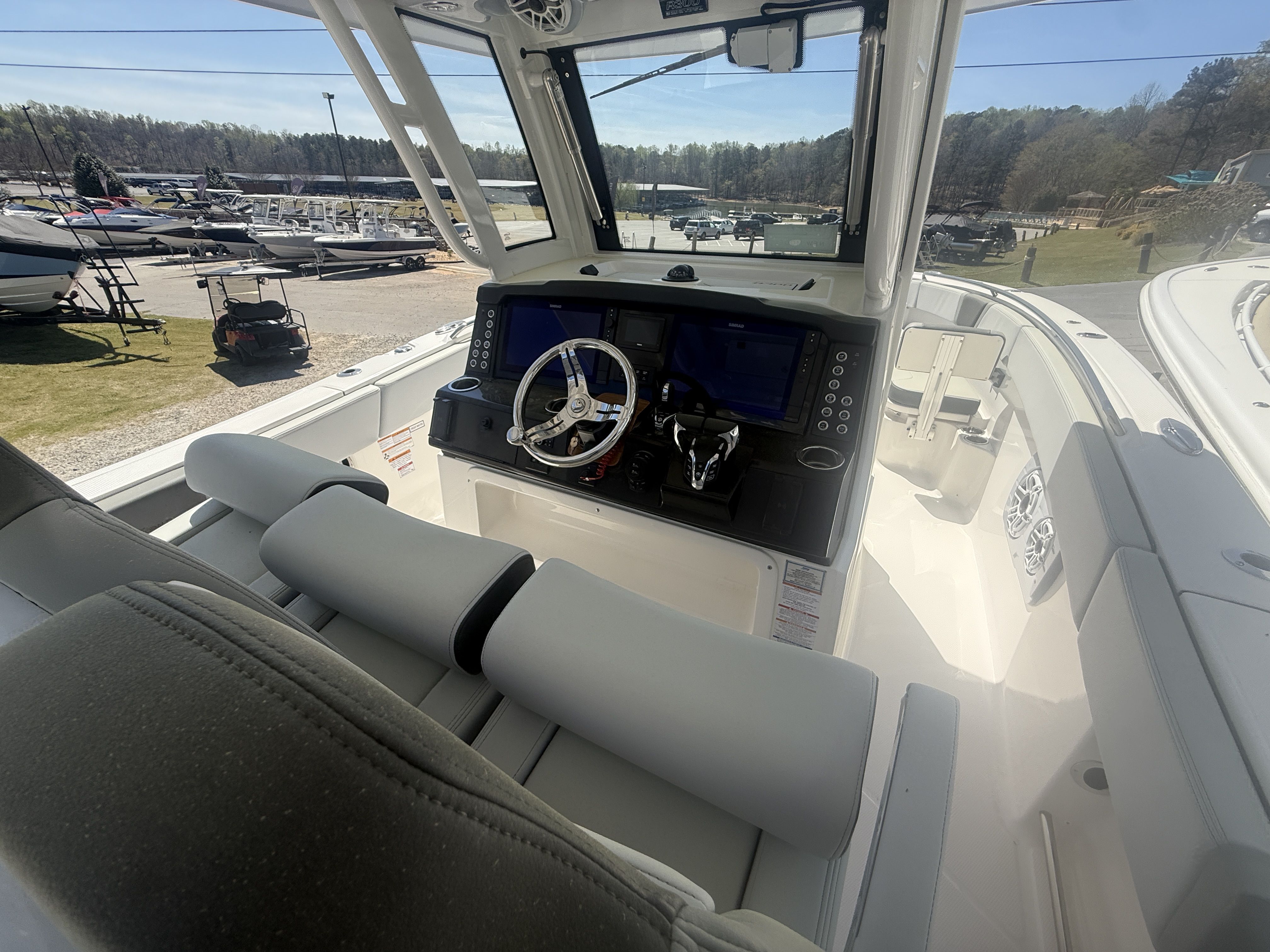 2026 Robalo R300 Center Console - 7