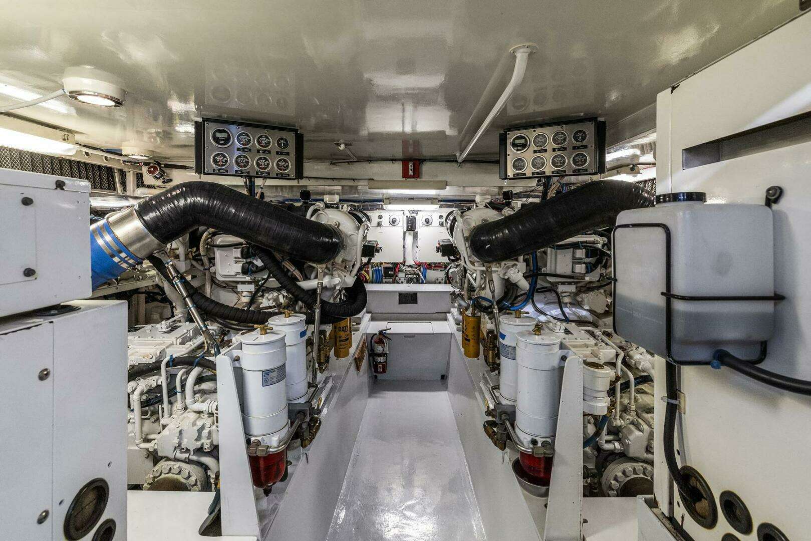2001 Hatteras Cockpit Motoryacht - Image 25