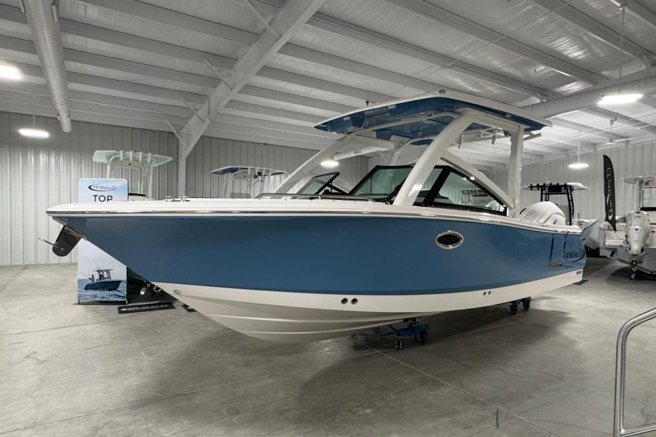 2026 Robalo R257 Dual Console