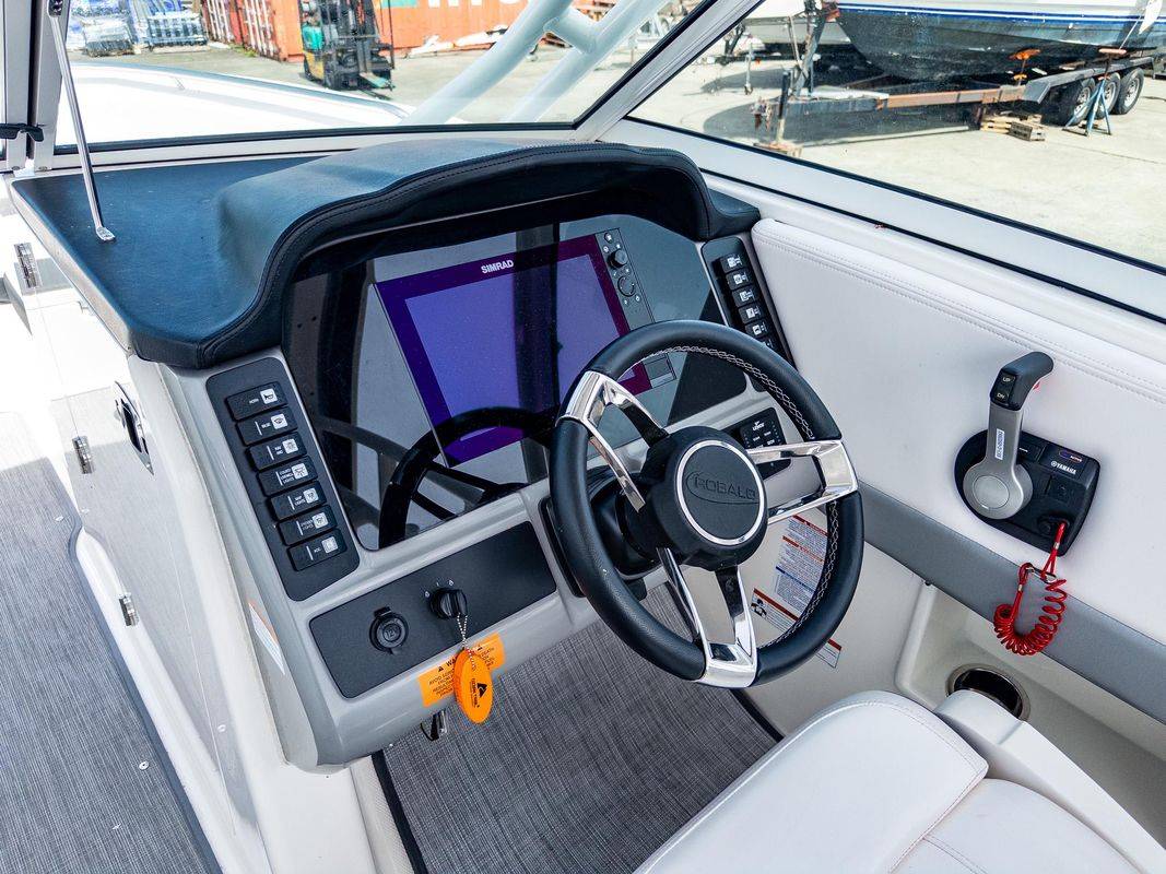 2021 Robalo R247 - Image 10
