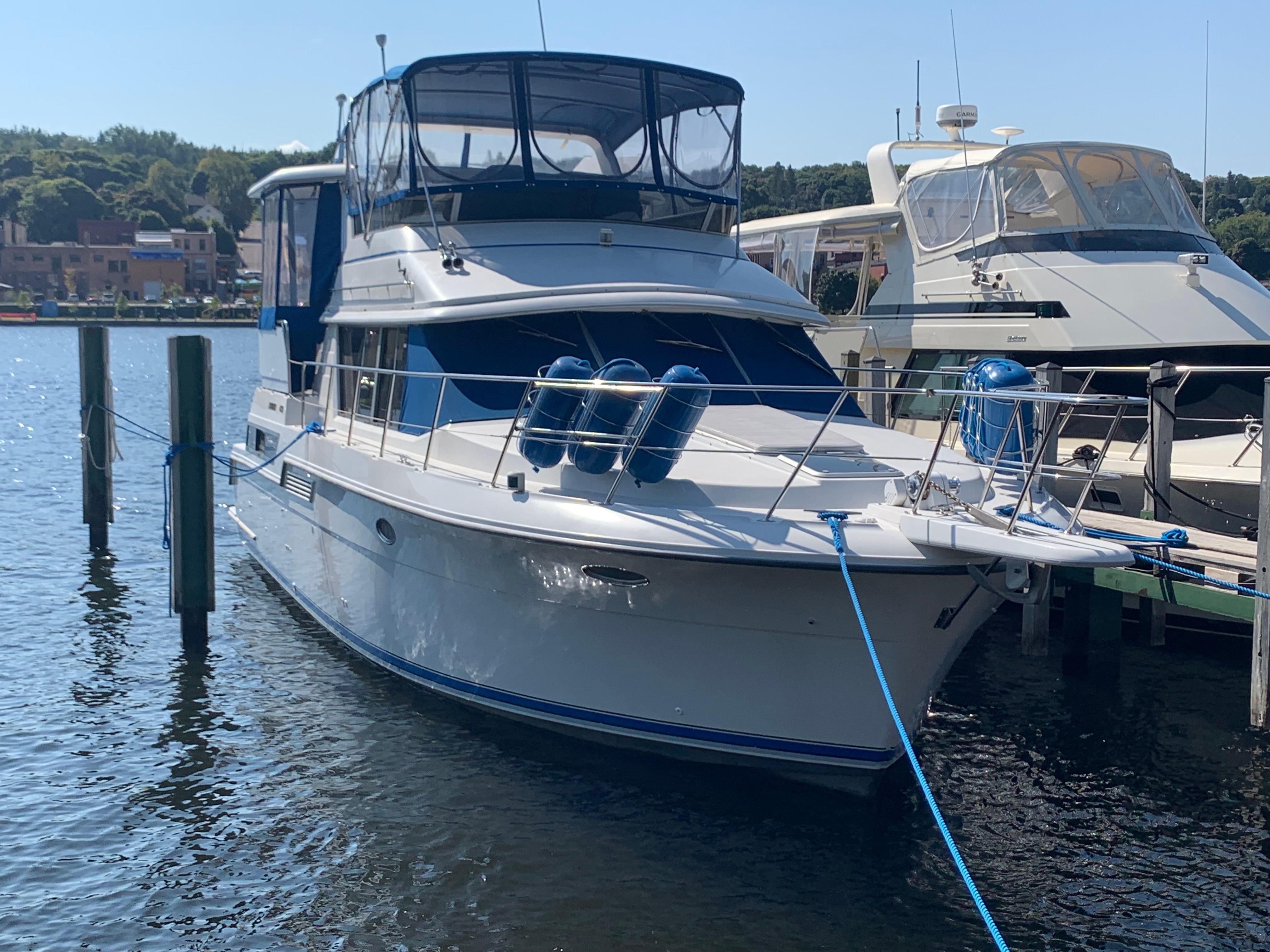 1994 Carver 430 Cockpit Motor Yacht