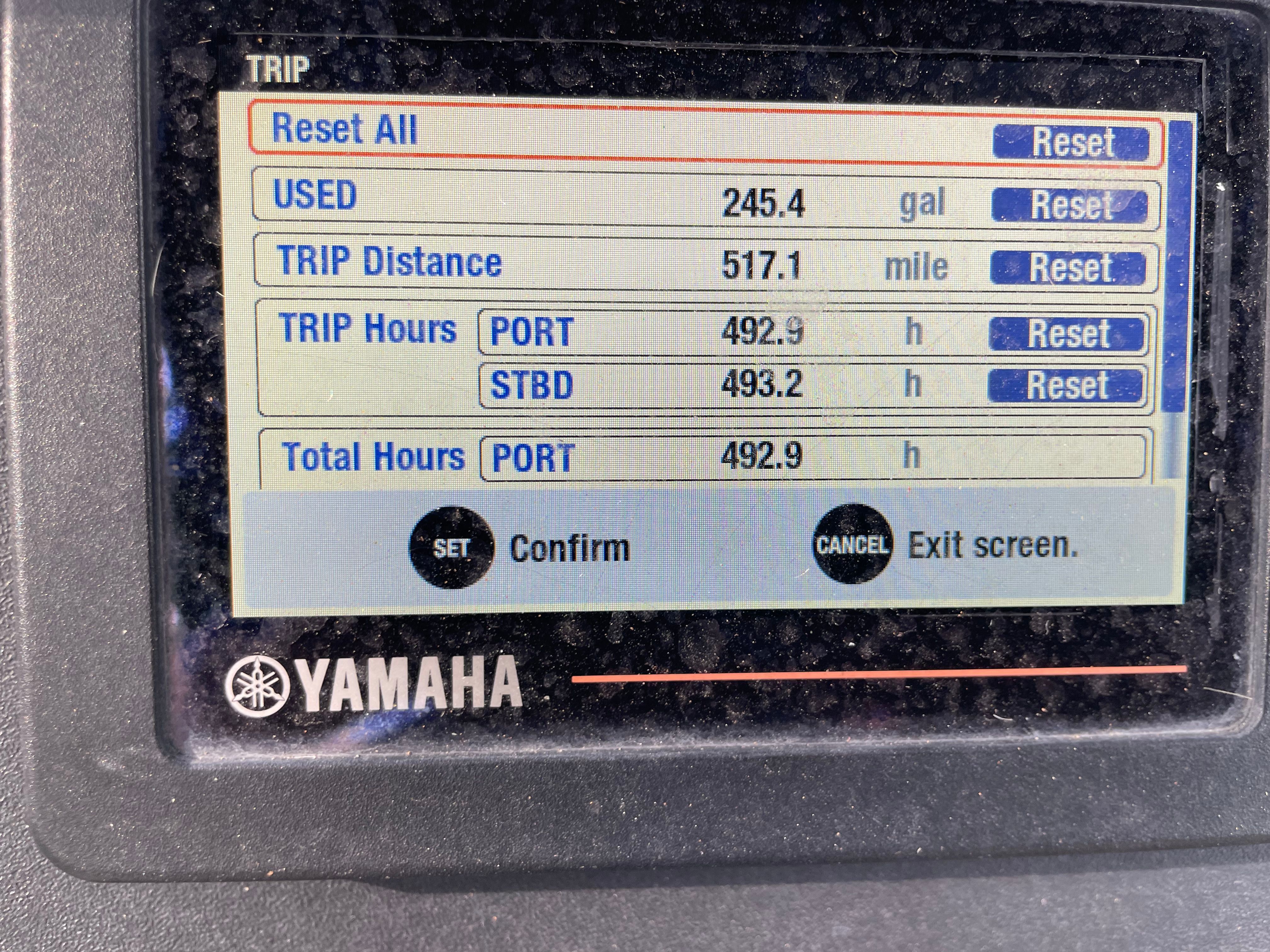Yamaha display showing boat data: 245.4 gallons, 517.1 miles, 492.9 hours.