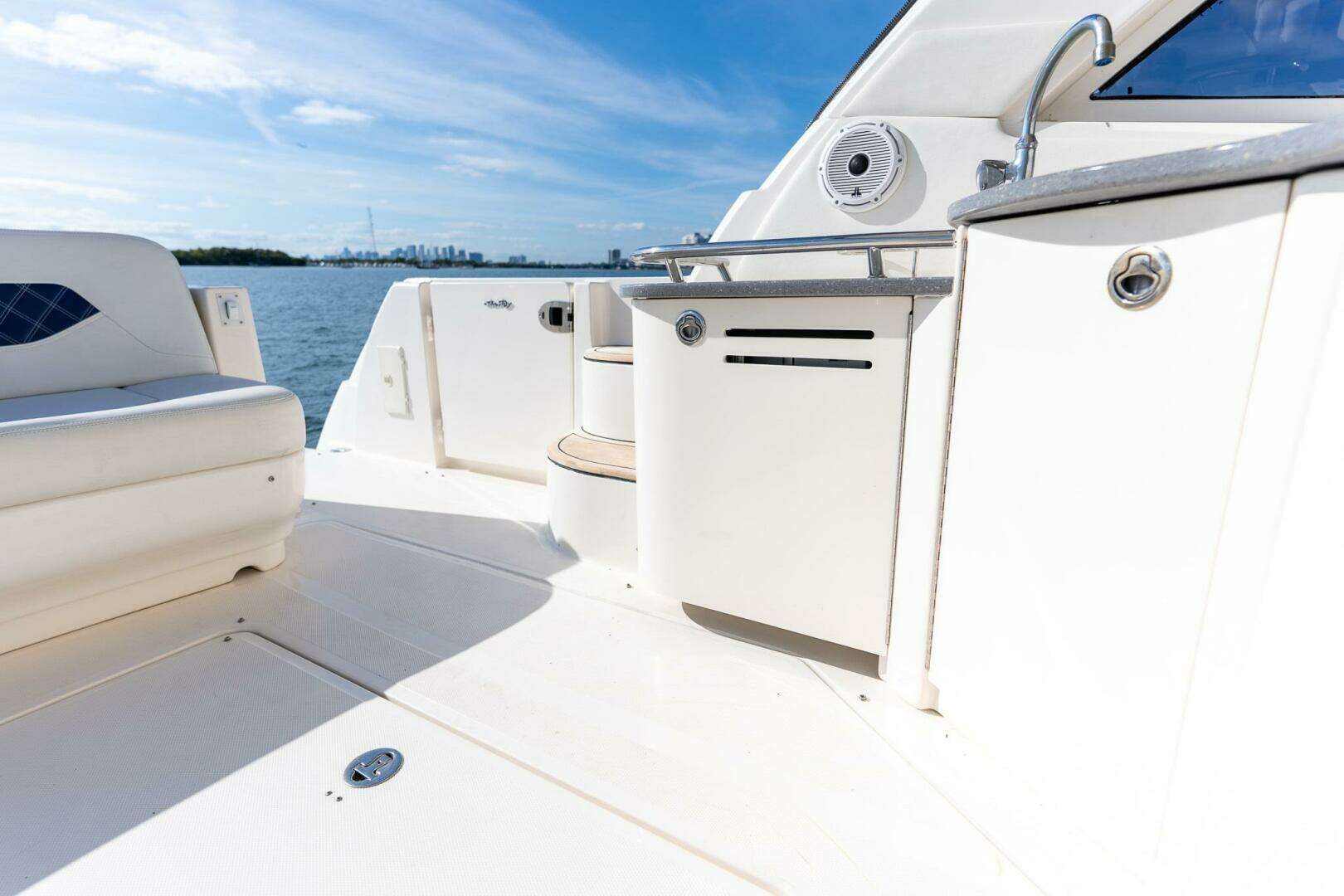 2005 Sea Ray 48 Sundancer - Image 16
