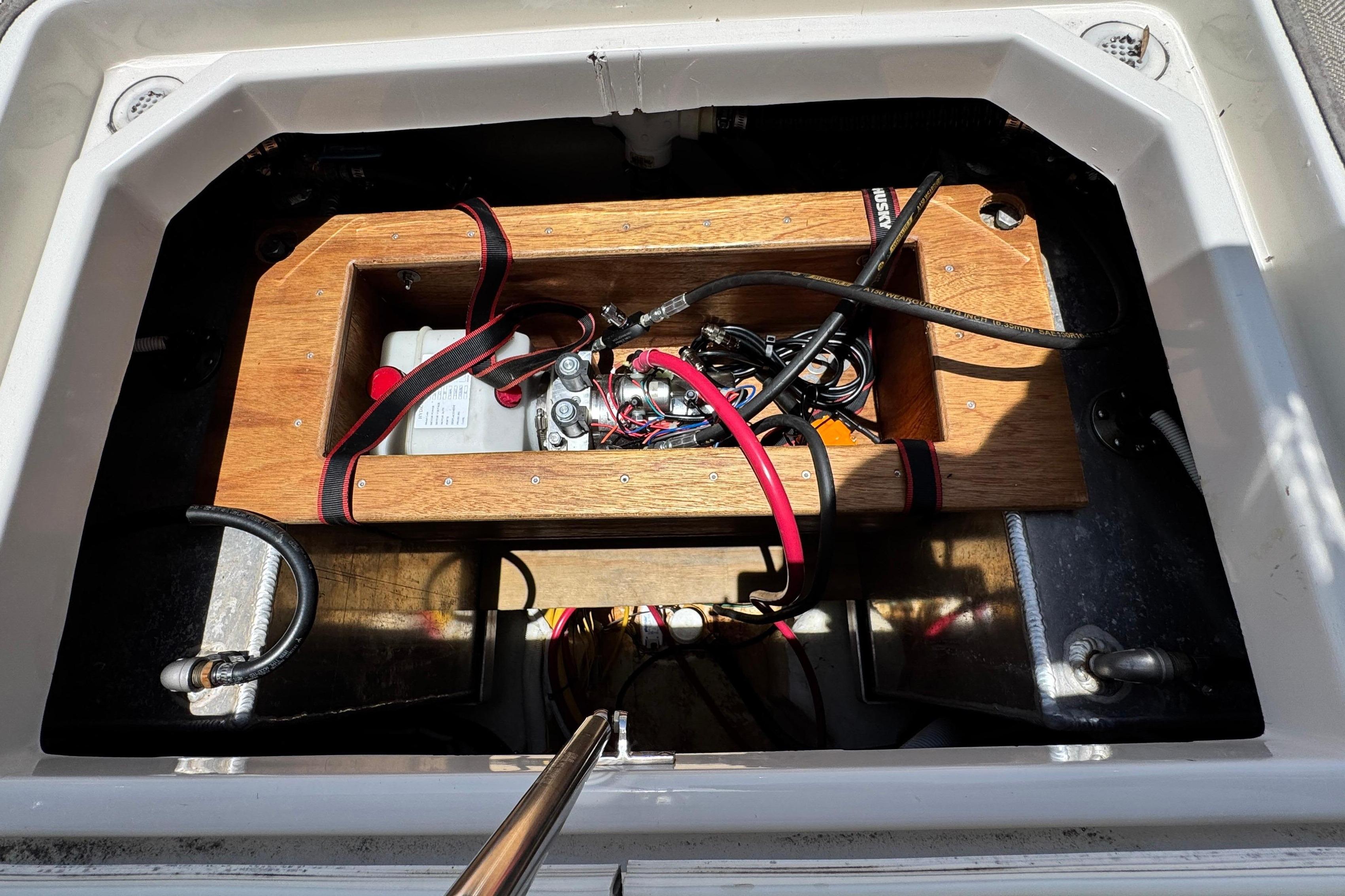2007 Carver 47 Motor Yacht Storage Hatch