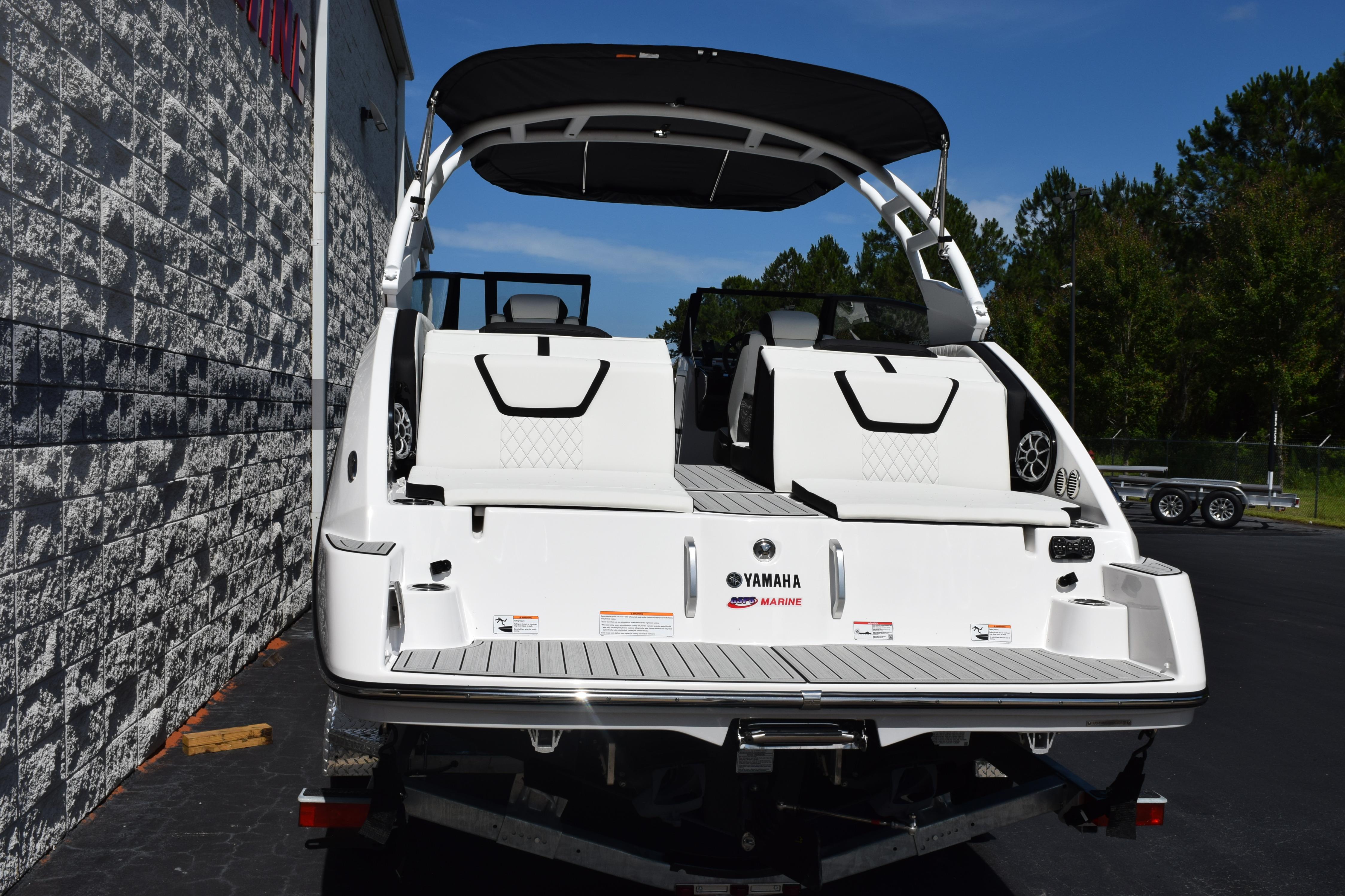 2026 Yamaha Boats 222SE rear view, showcasing sleek design and spacious seating.