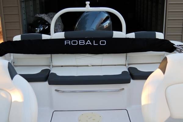 2022 Robalo R207 Dual Console - 17