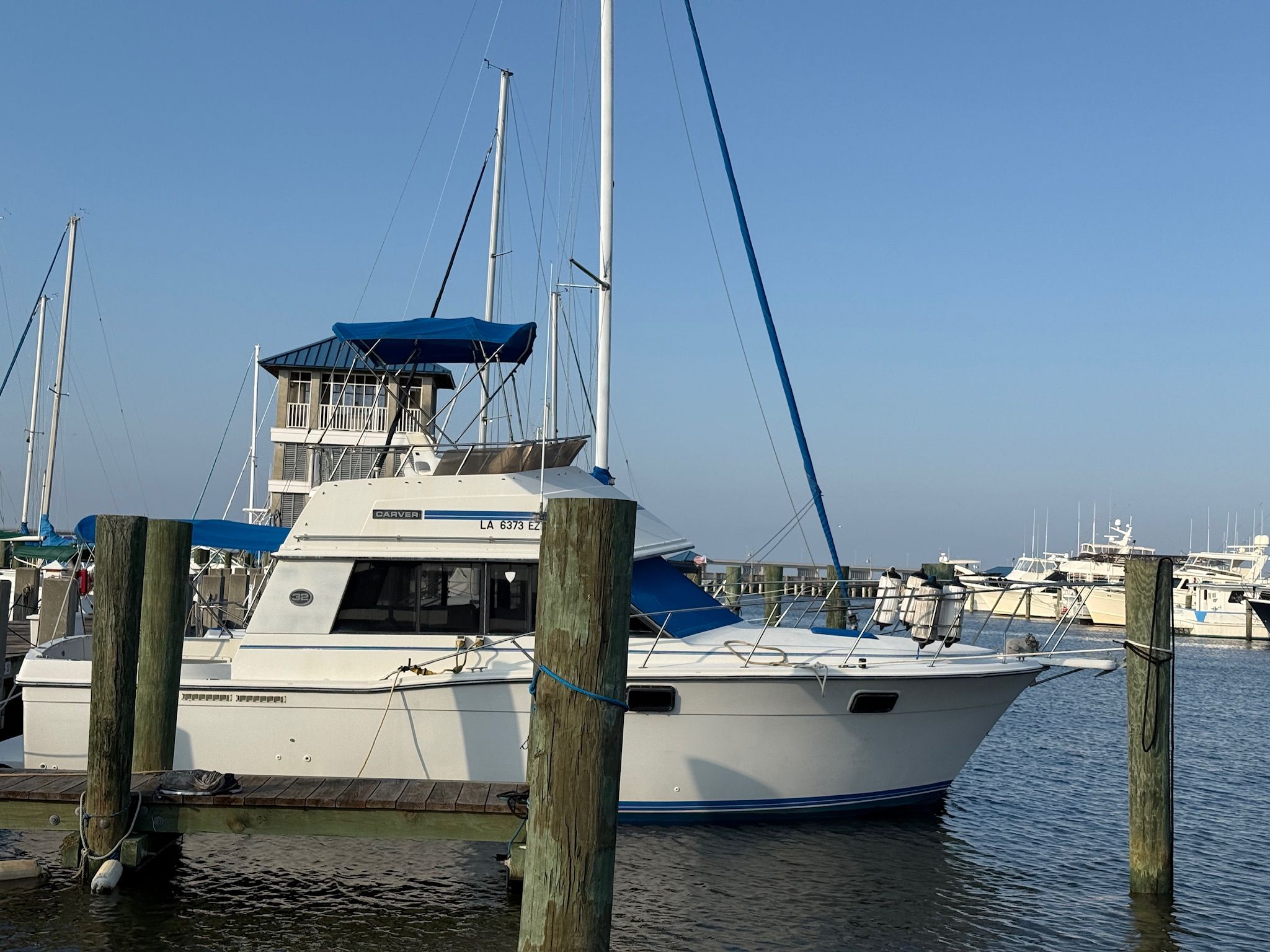 1989 Carver 320 Voyager