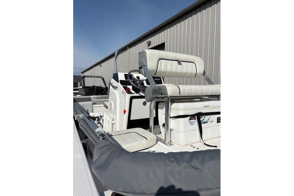 2022 Yamaha Boats 195 FSH Deluxe interior with seating and steering console.
