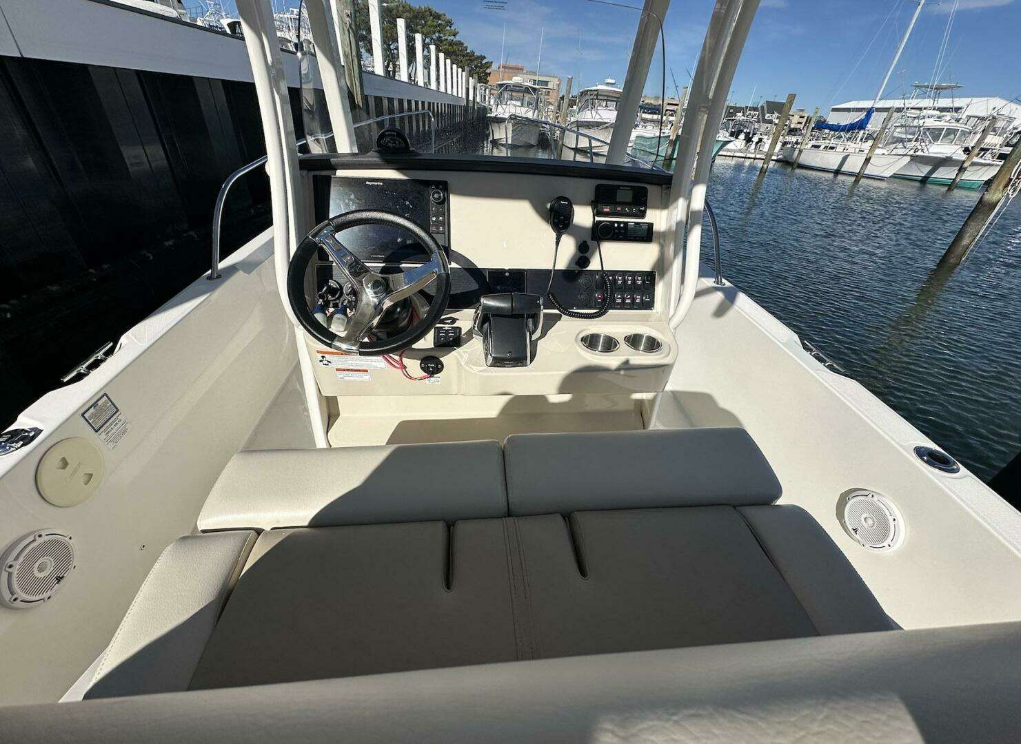 2022 Boston Whaler 270 Dauntless - Image 12