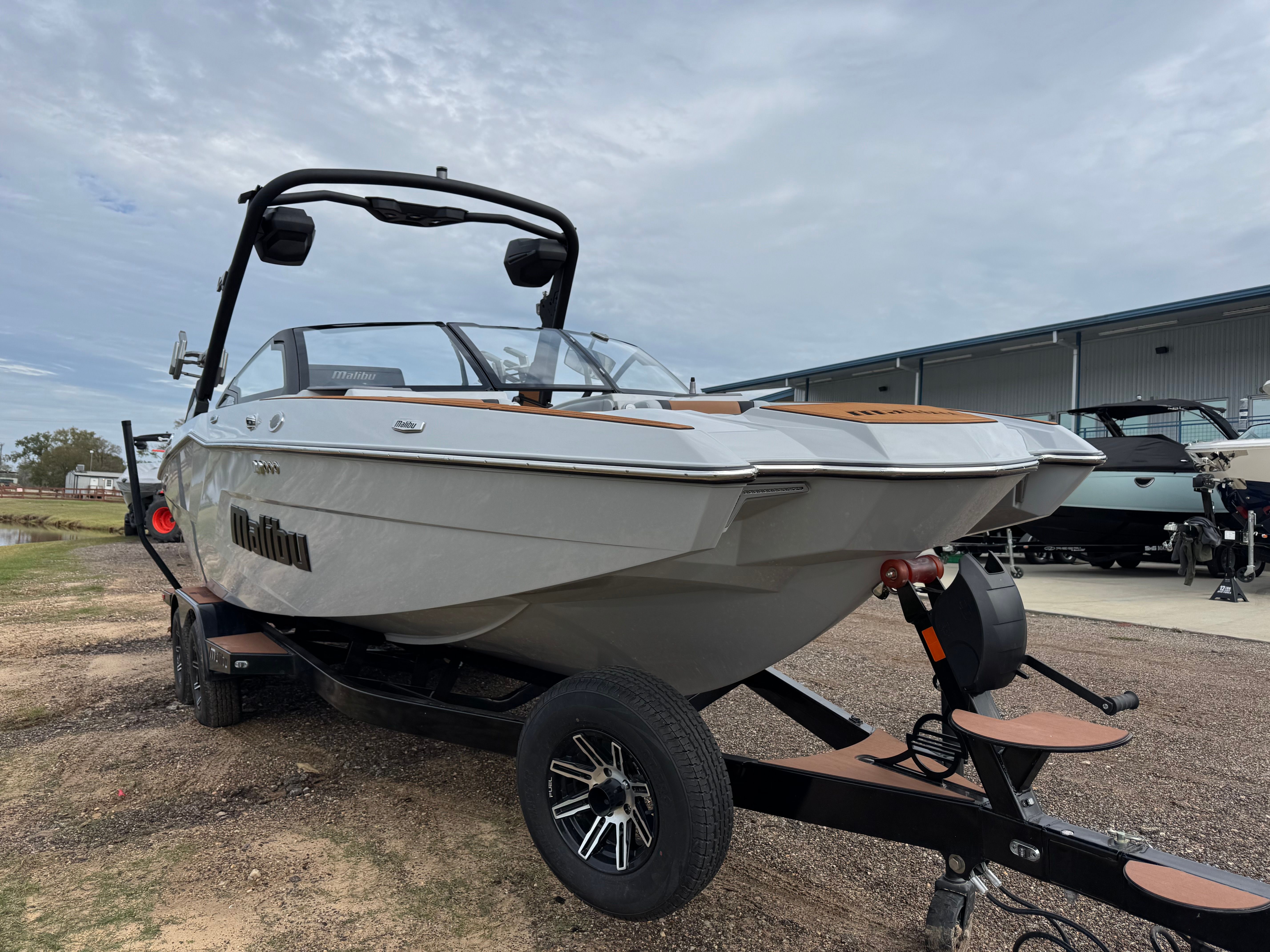 2026 MALIBU 23 MXZ - Image 8