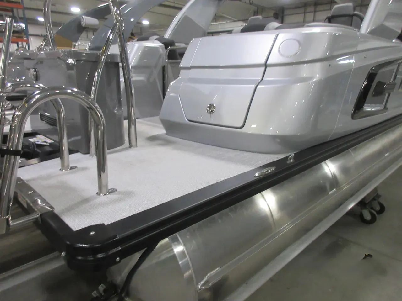 2025 Avalon Excalibur Quad Lounge Windshield 2785 - 10