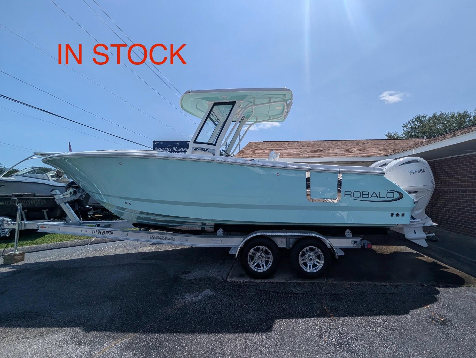 2025 Robalo R250 Center Console