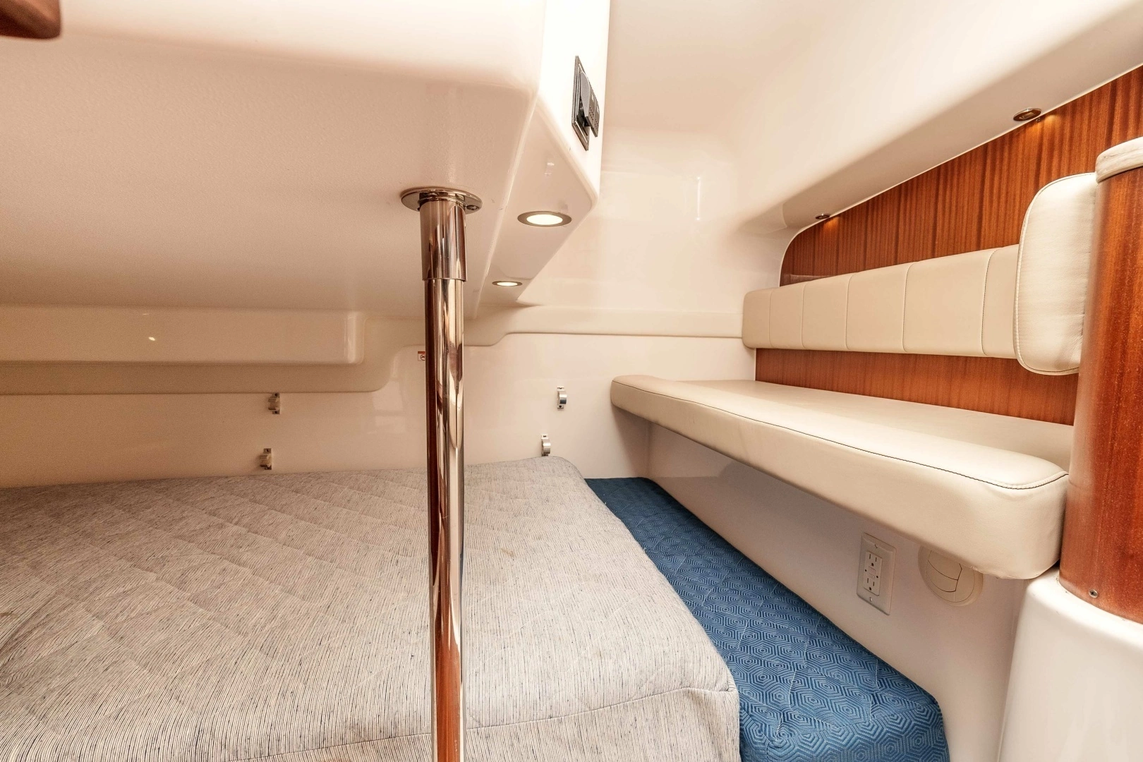 2018 Pursuit 385 Offshore - Image 10