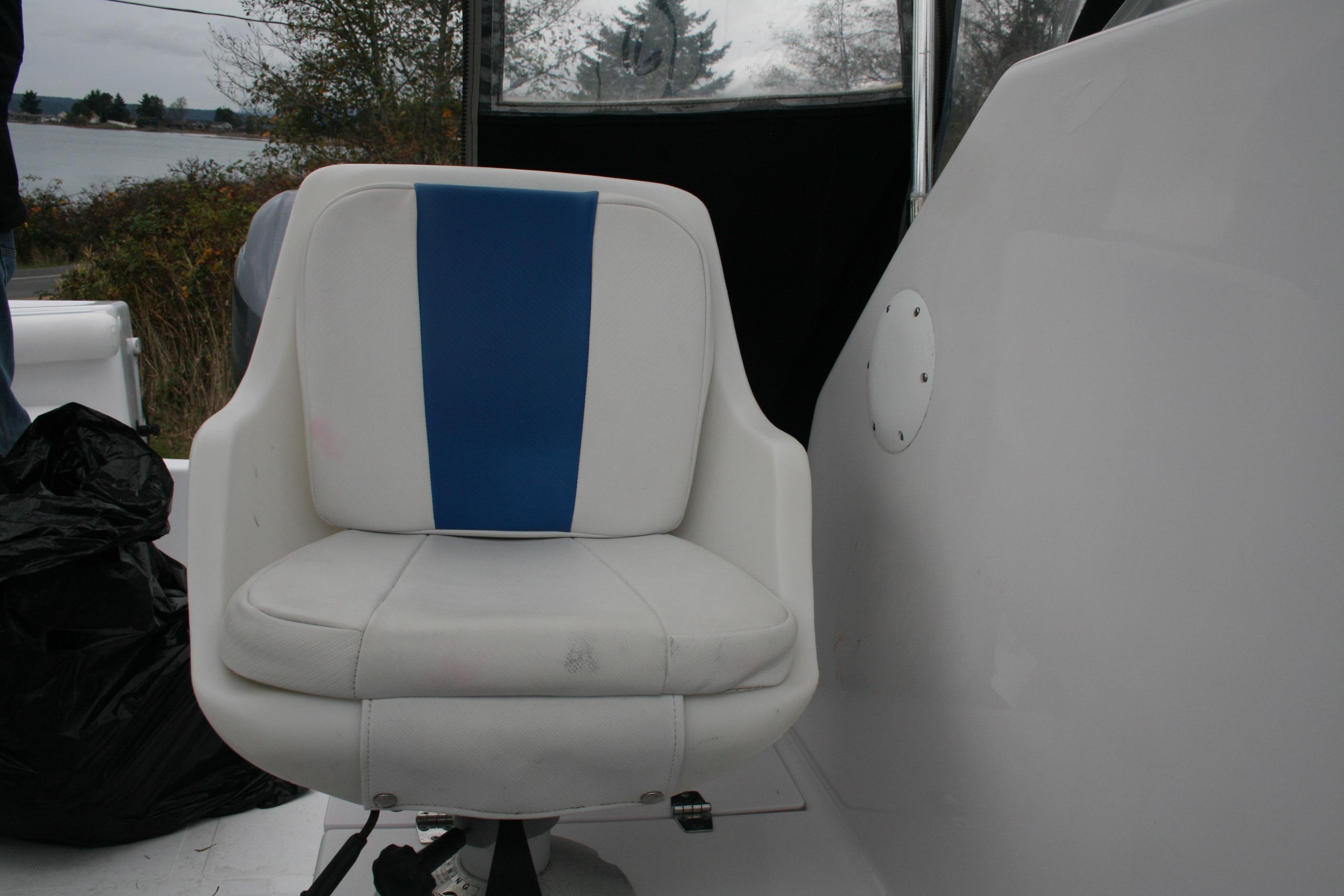 White and blue captain's chair on 2013 Pro-Line 20 Express boat.