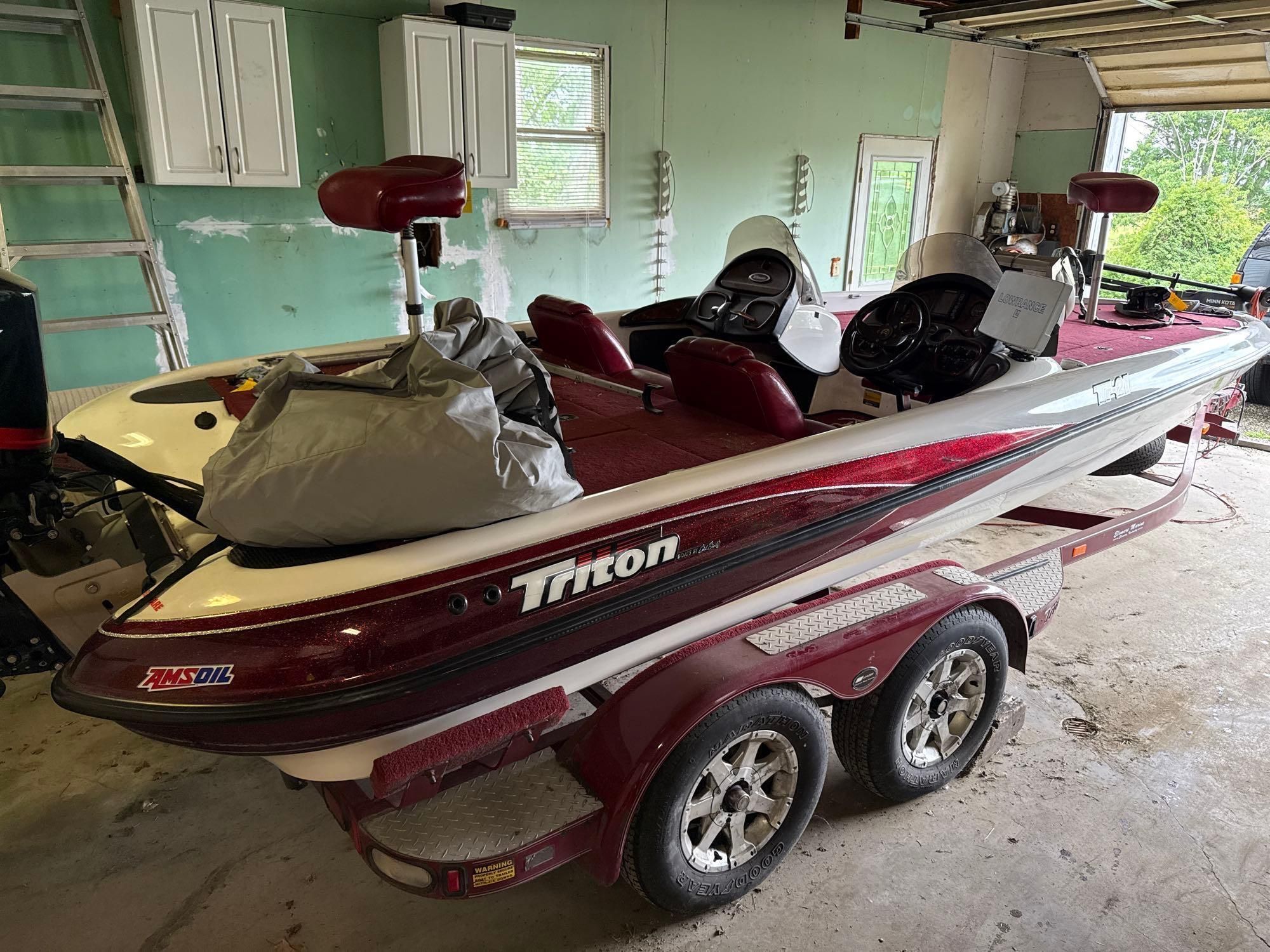 2001 Triton Tr-21 ProDeck Console in a garage.