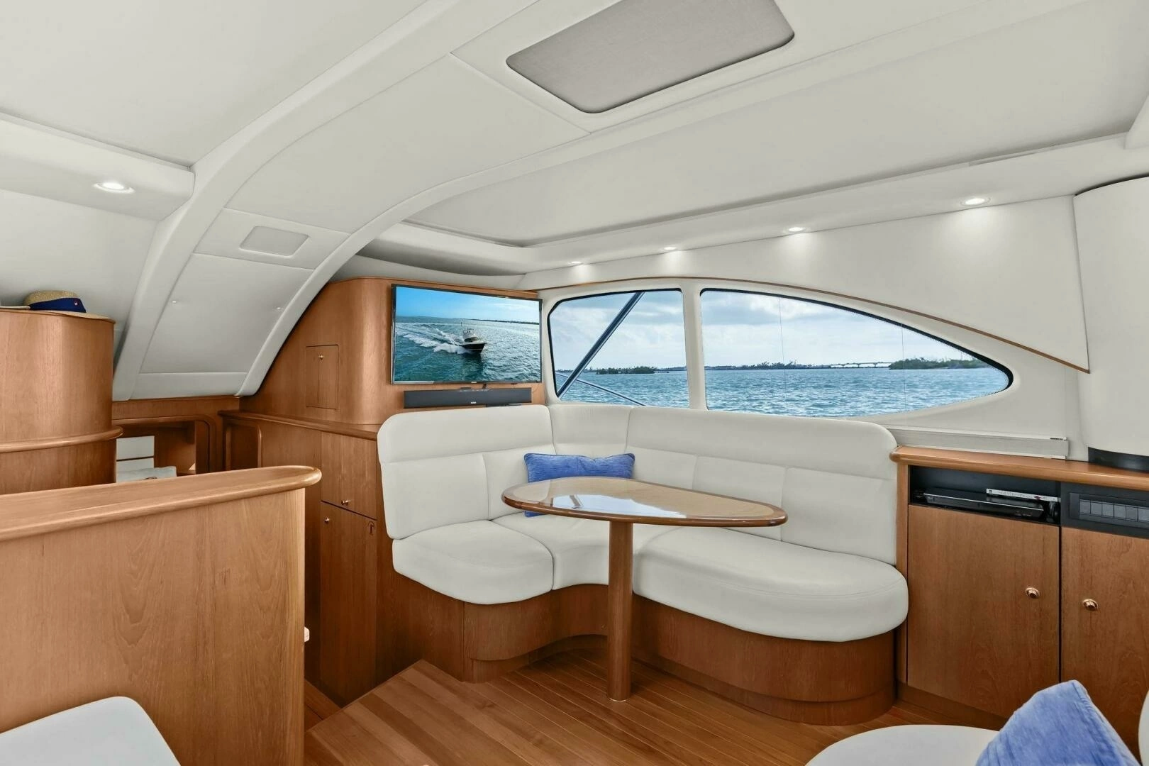 2013 Tiara Yachts 3900 Convertible - Image 15