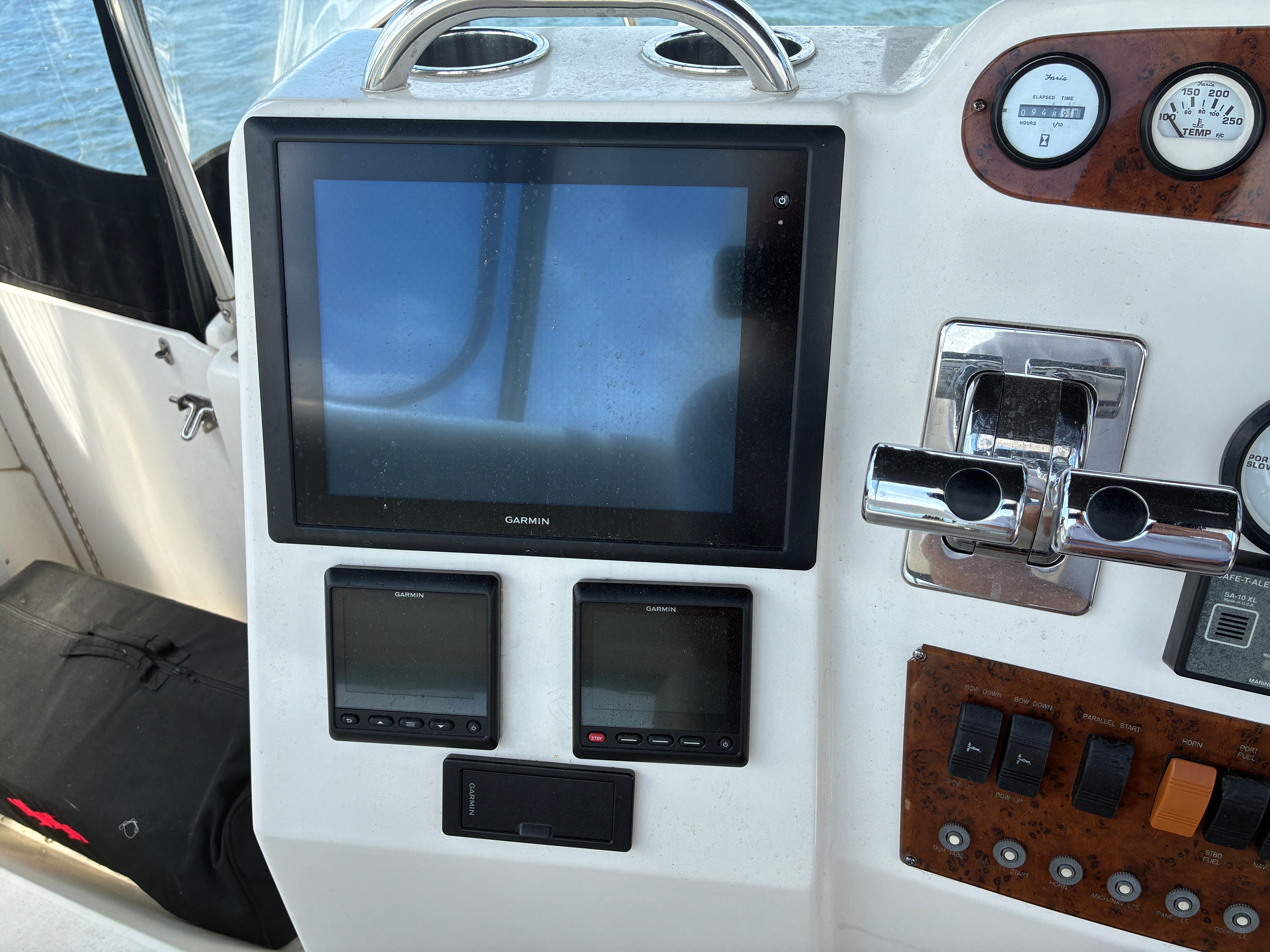 The image shows the helm of a 2001 Silverton 392 Motor Yacht with navigation equipment.