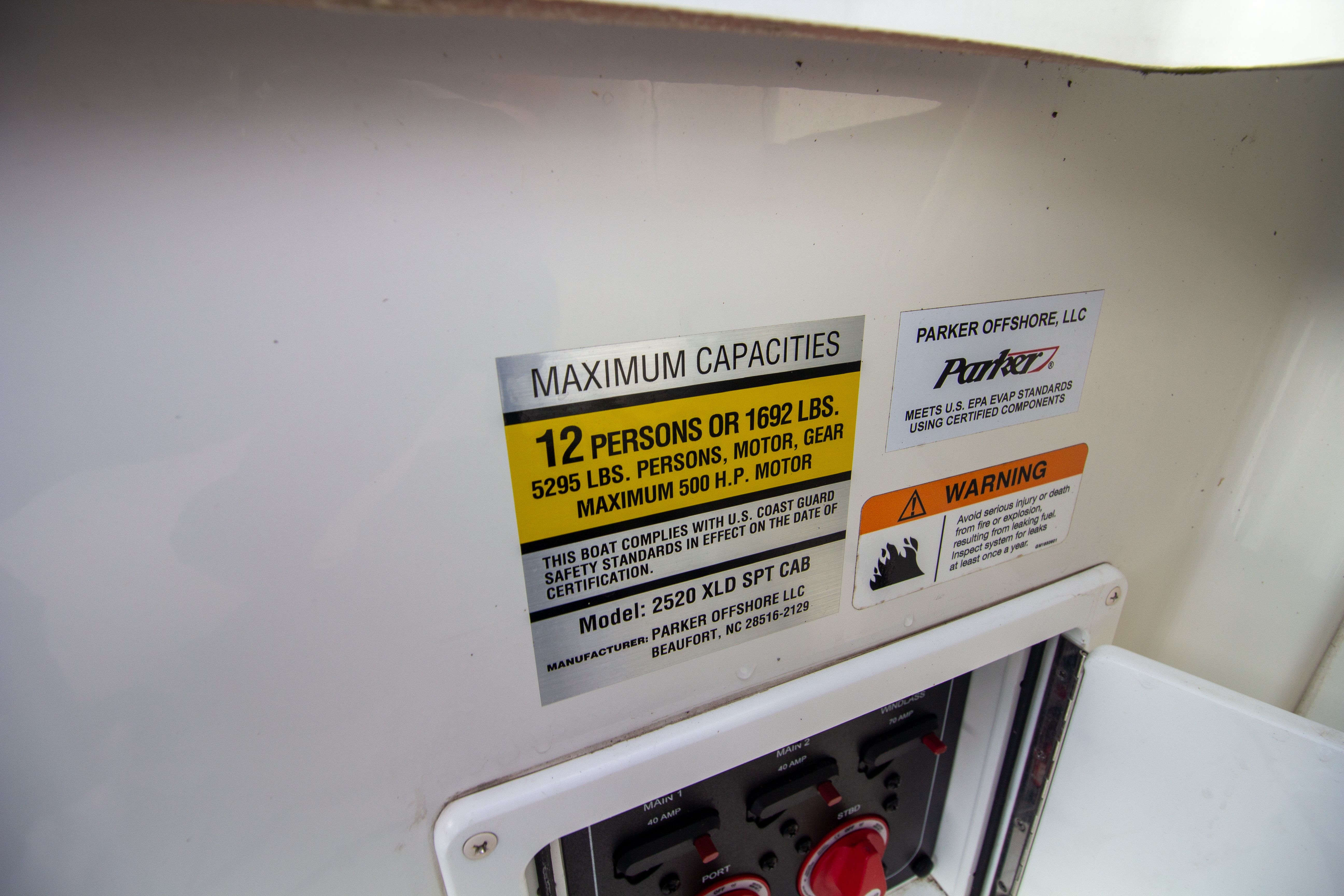 Capacity label for Parker 2520 XLD Sport Cabin 2022.