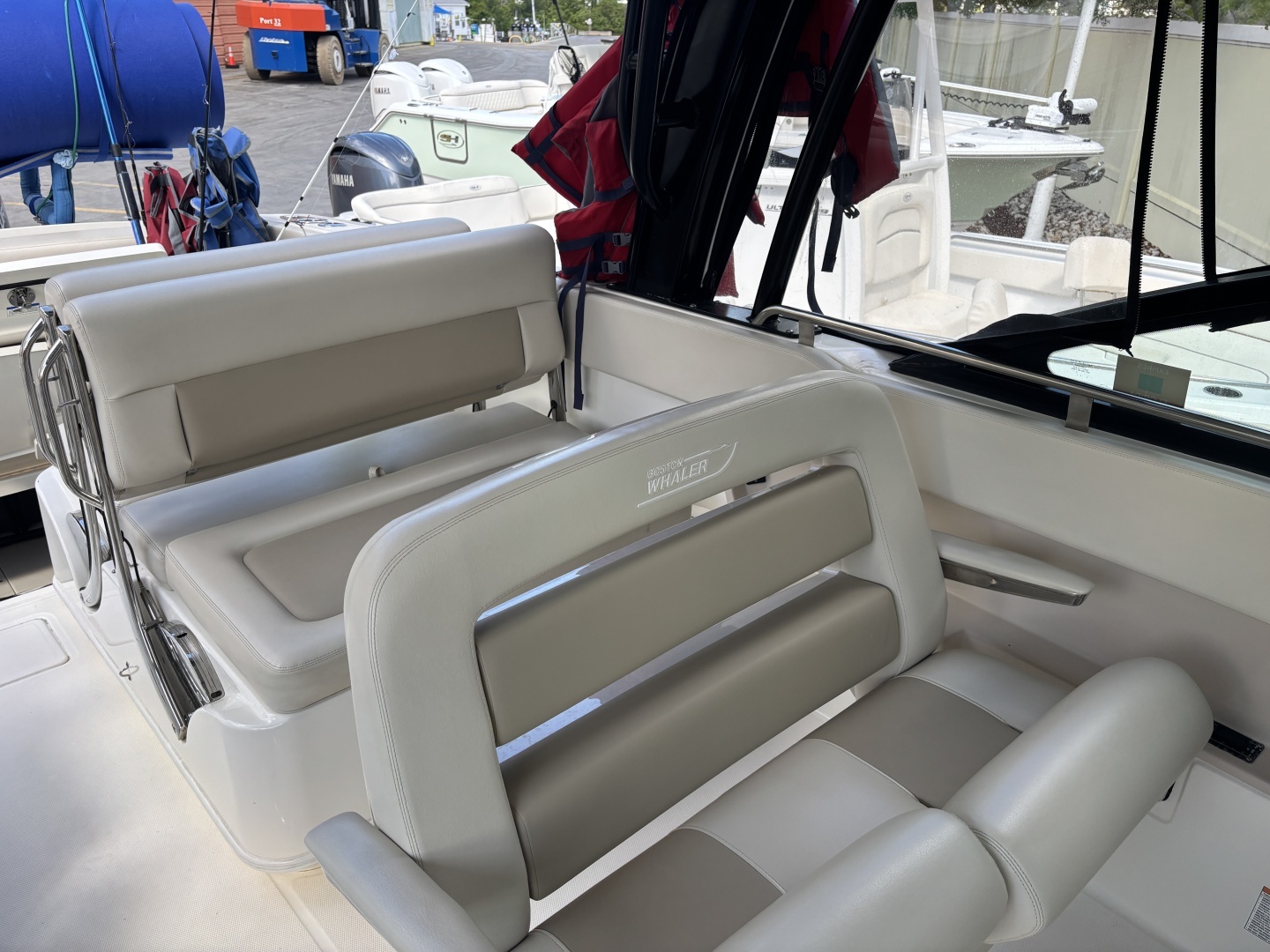 2024 Boston Whaler 320 Vantage - Image 8