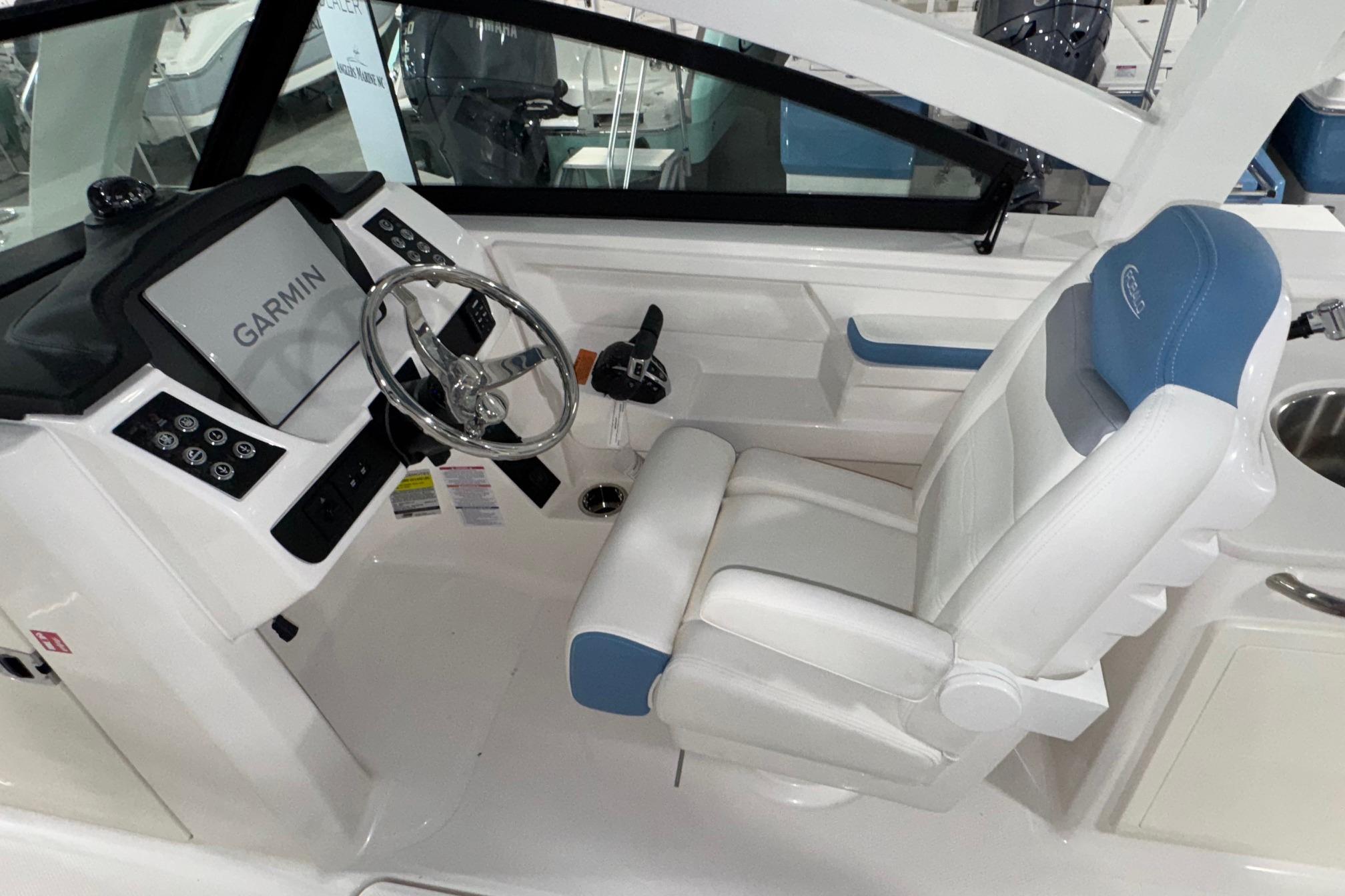 2026 Robalo R257 Dual Console - 4