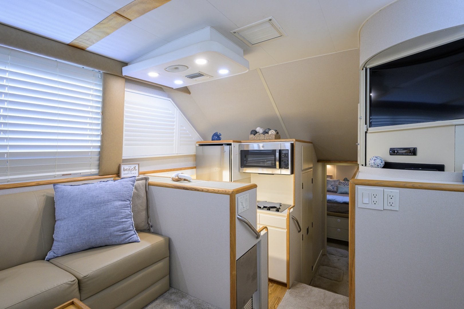 1992 Hatteras 46 Convertible - Image 46