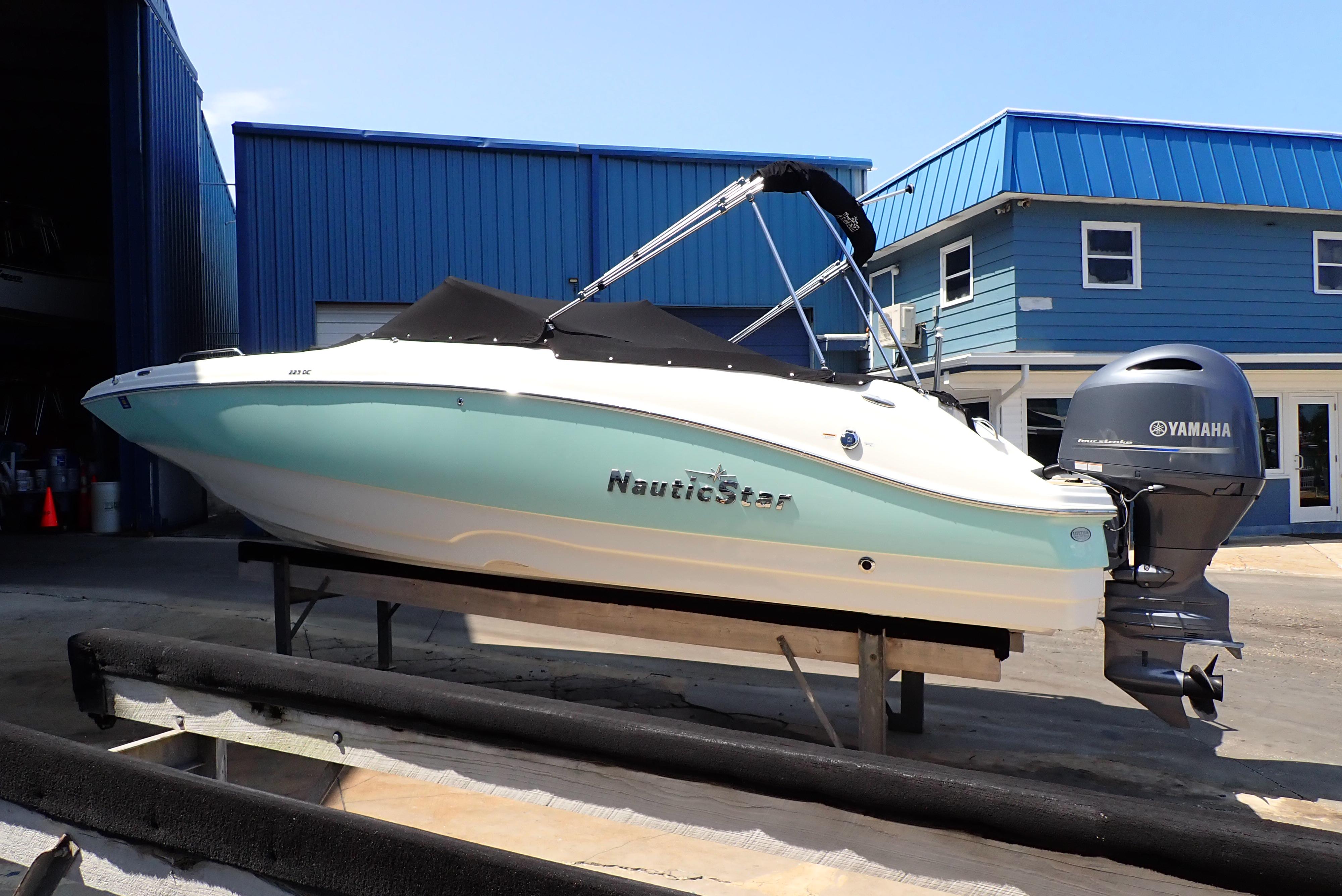 2021 NauticStar 223 DC