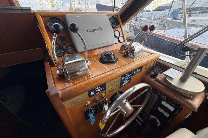 1987 Tollycraft 34 Sundeck Motor Yacht helm with Garmin navigation system and controls.