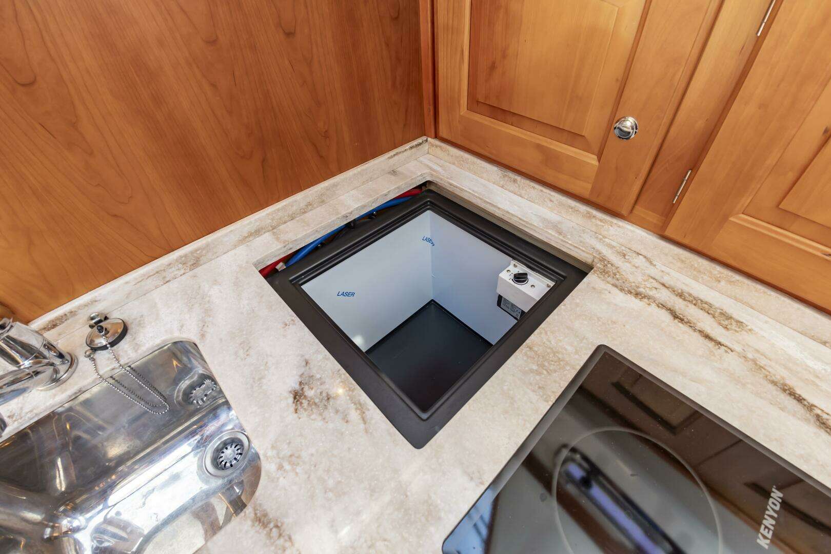 2018 Legacy 36 - Image 27