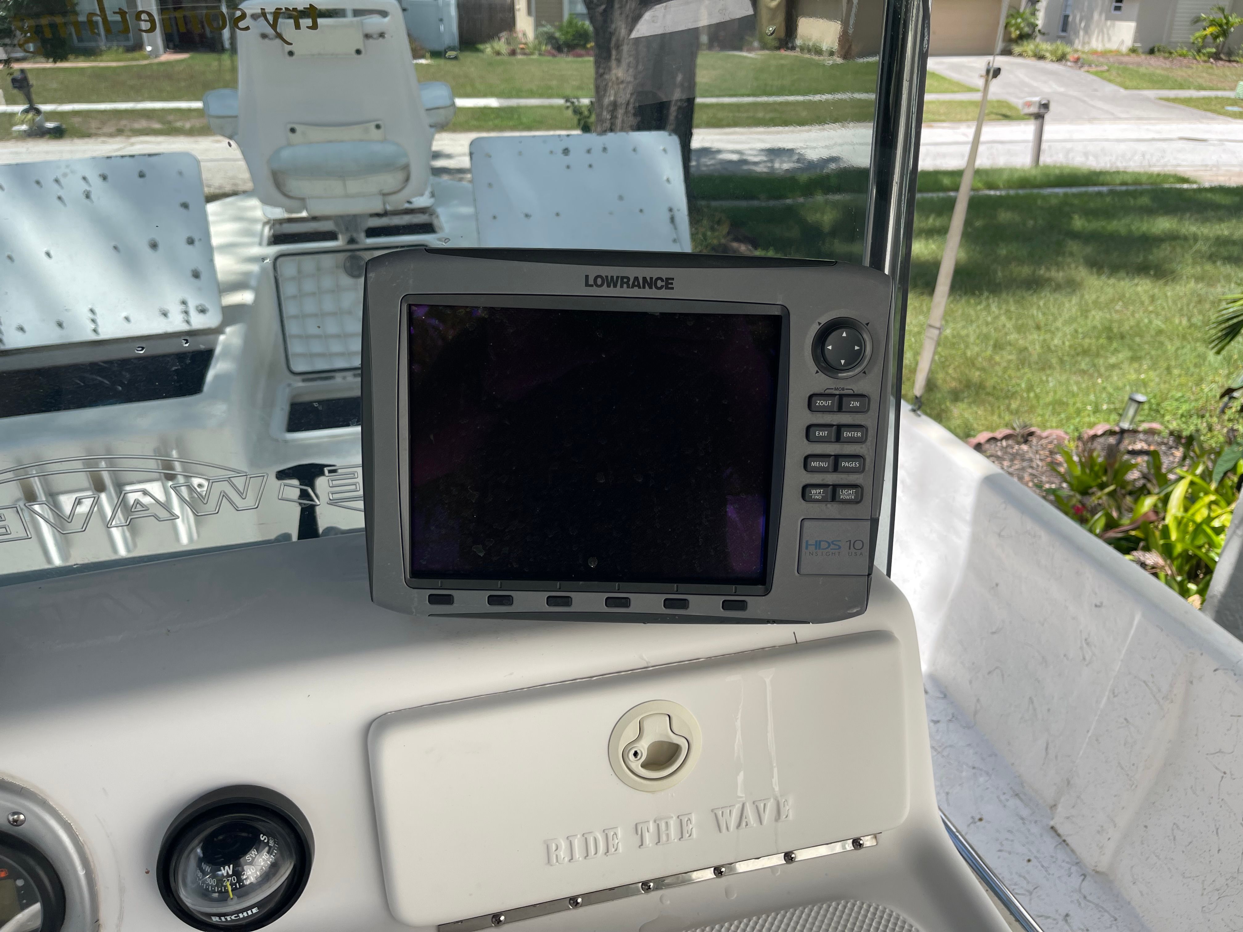 Lowrance HDS-10 on Blue Wave 2400 PureBay boat, 2011 model.